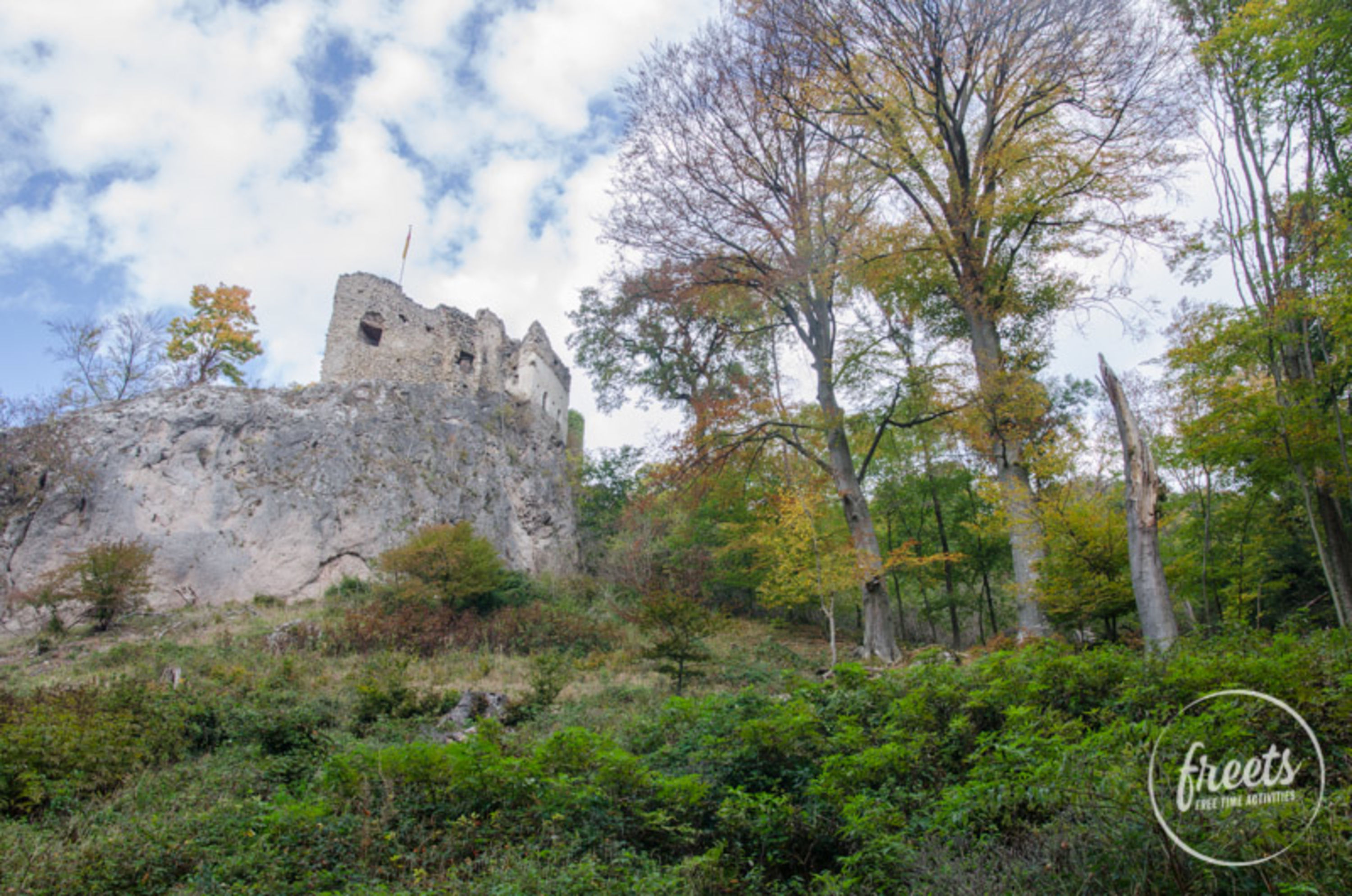 Sparbach, Ruine Liechtenstein Ansicht der Ruine Liechtenstein im Naturpark Sparbach im Herbst