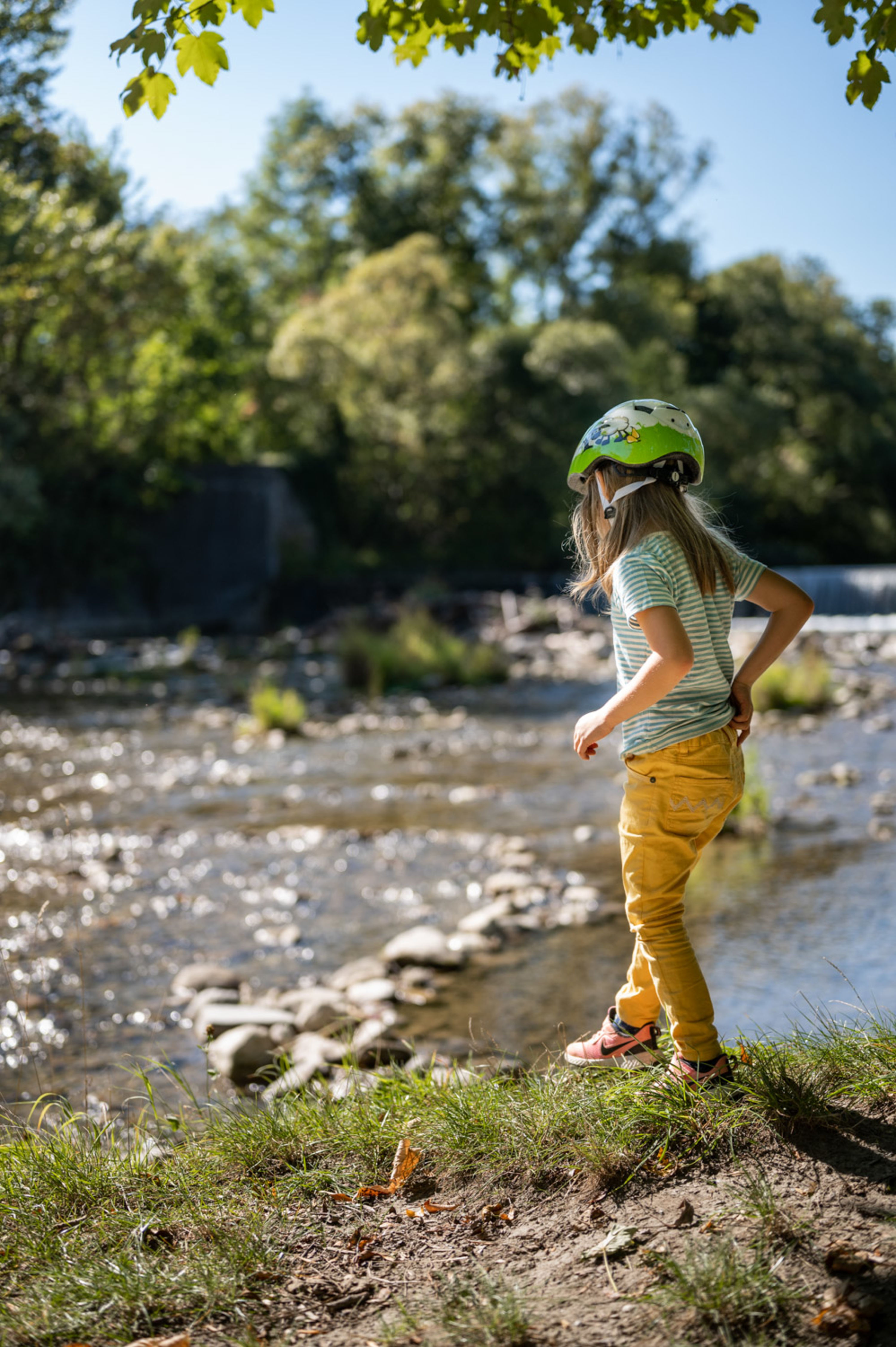 Kind am Schwarzatalradweg, am Fluss