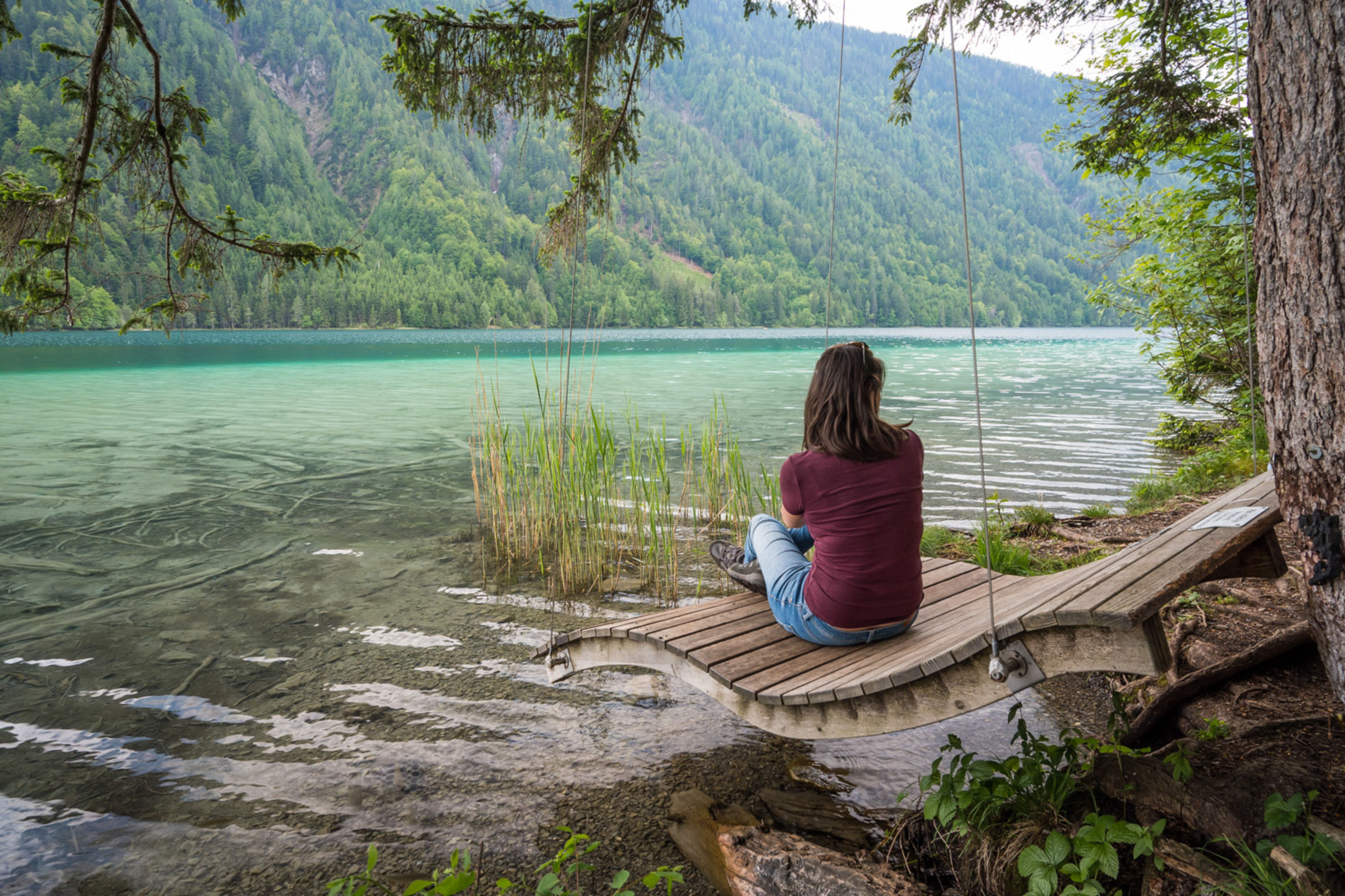 Schaukeln über dem Wasser am Slow Trail am Weissensee