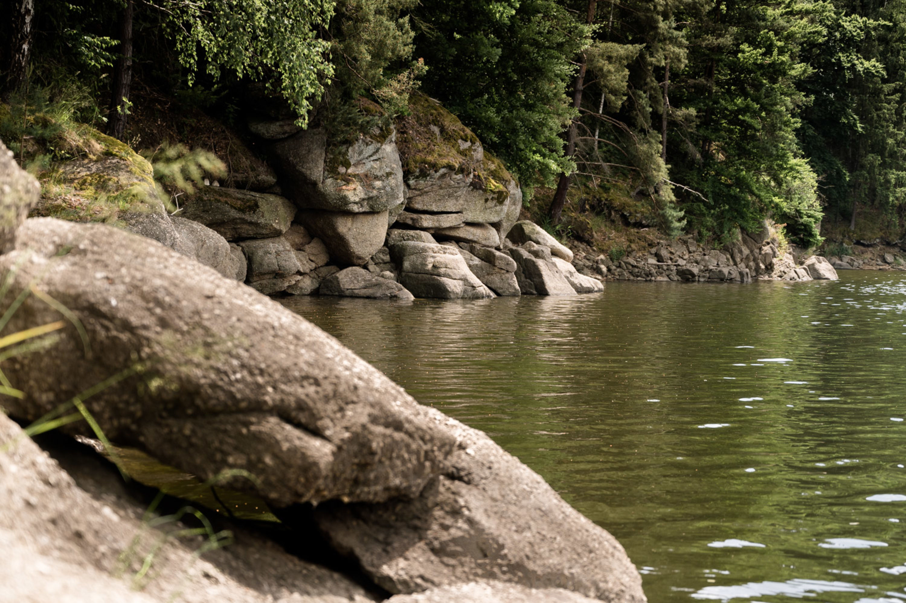 Blick aufs Wasser von den Granitfelsen am Ottensteiner Stausee