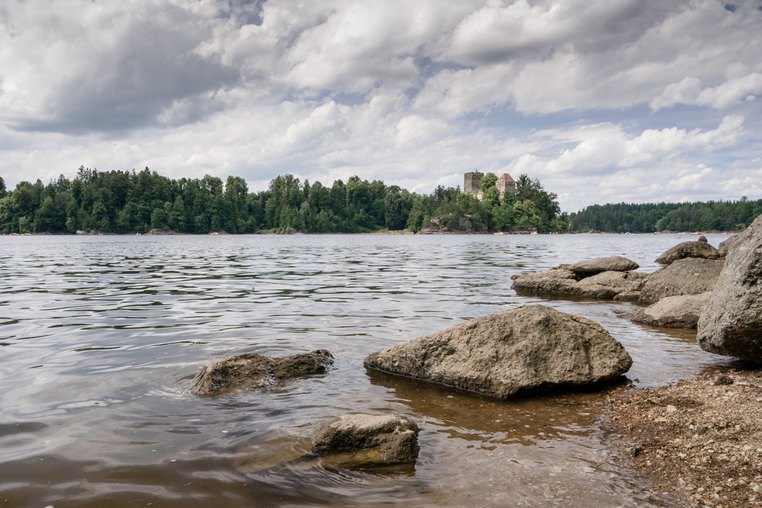 Blick auf die Ruine Liechtenfels vom Ottensteiner Stausee