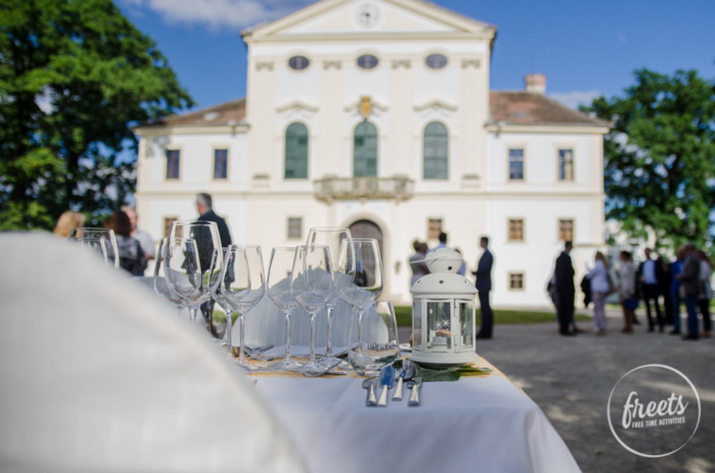 Tafel mit Schloss Kirchstetten beim Tafeln im Weinviertel
