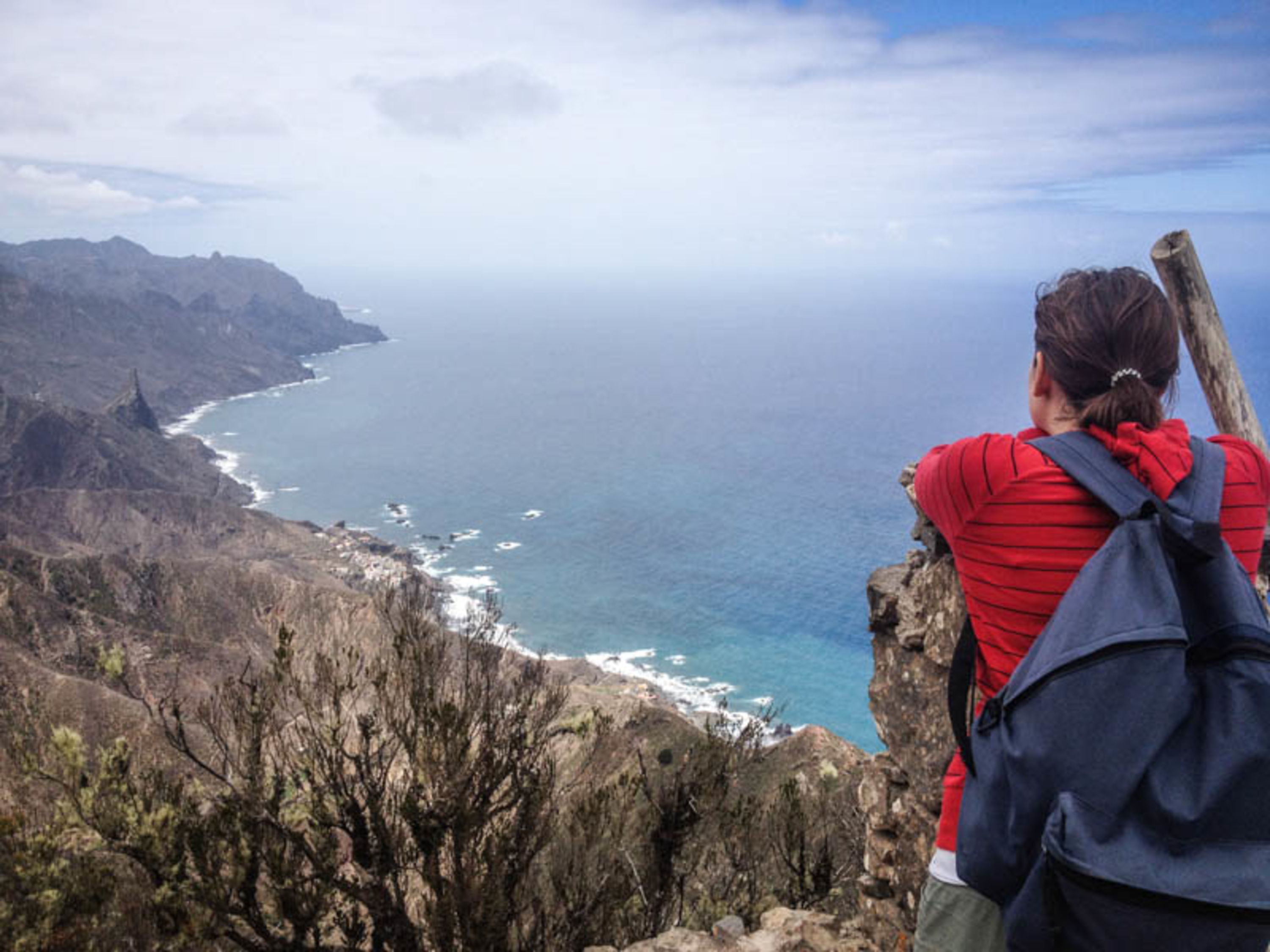 Blick aufs Meer beim Wandern durch den Lorbeerwald