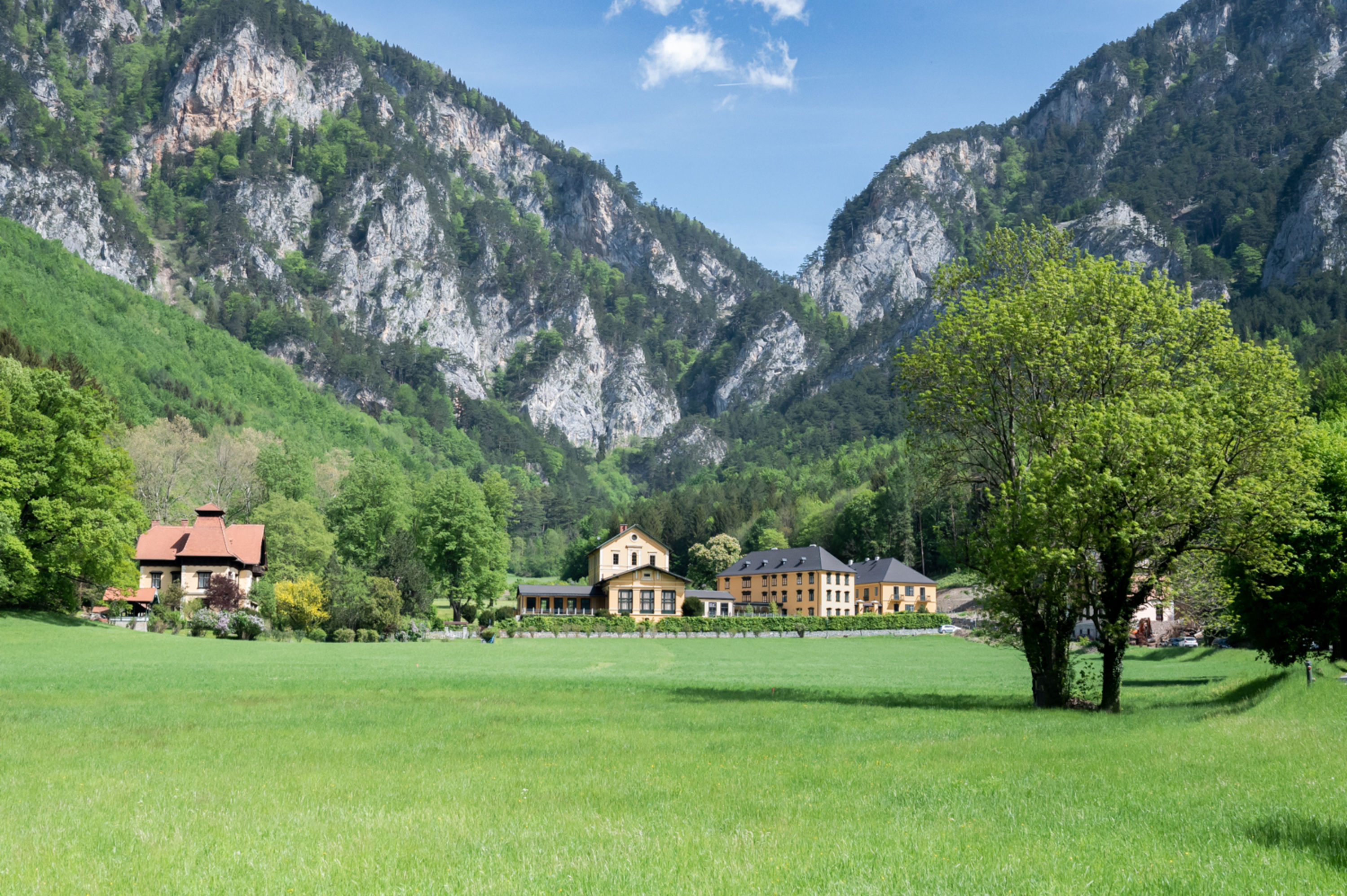 4km zwischen weiten Wiesen, Bergblicken und Sommerfrische Villen – die Thalhofrunde ist ein wunderschöner entspannter Spaziergang bei Reichenau an der Rax.