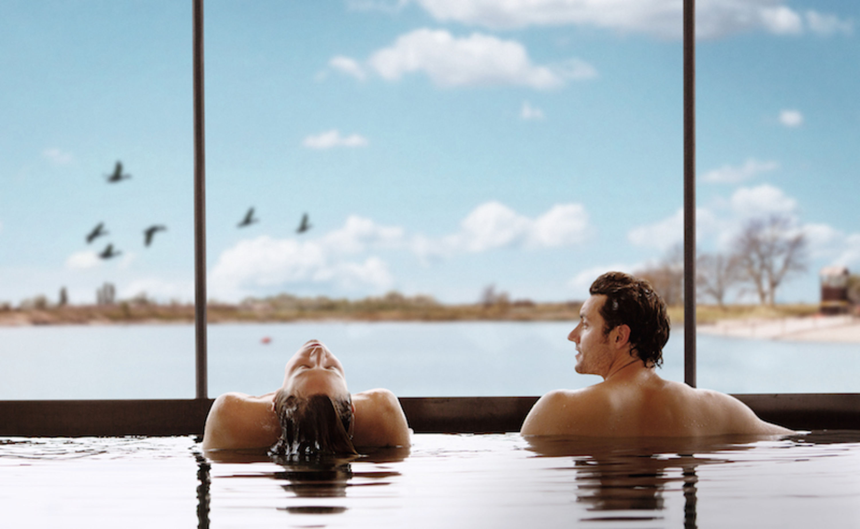 St. Martins Therme Lodge, Pärchen mit Nationalpark im Hintergrund