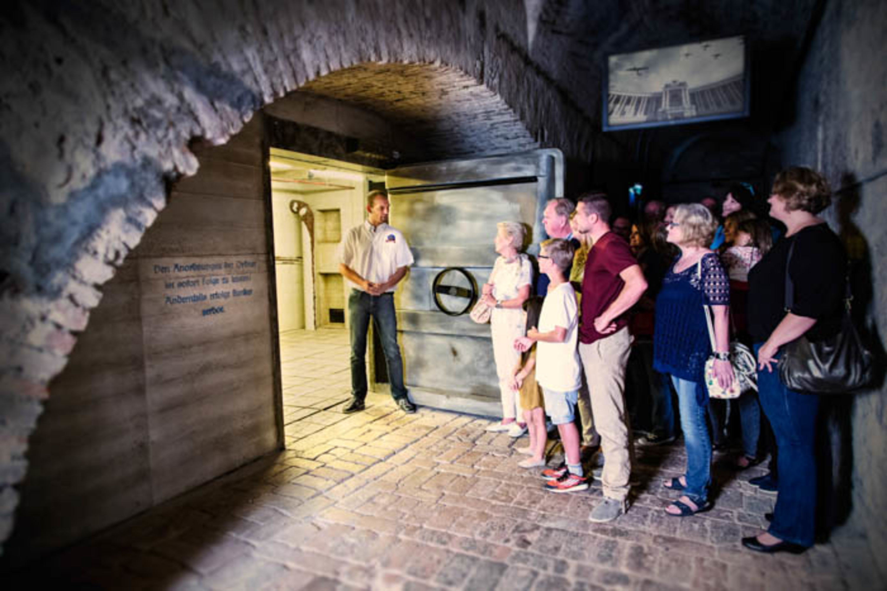 Time Travel Vienna, Bunkerbesichtigung, Simulation eines Flugangriffes während des Krieges