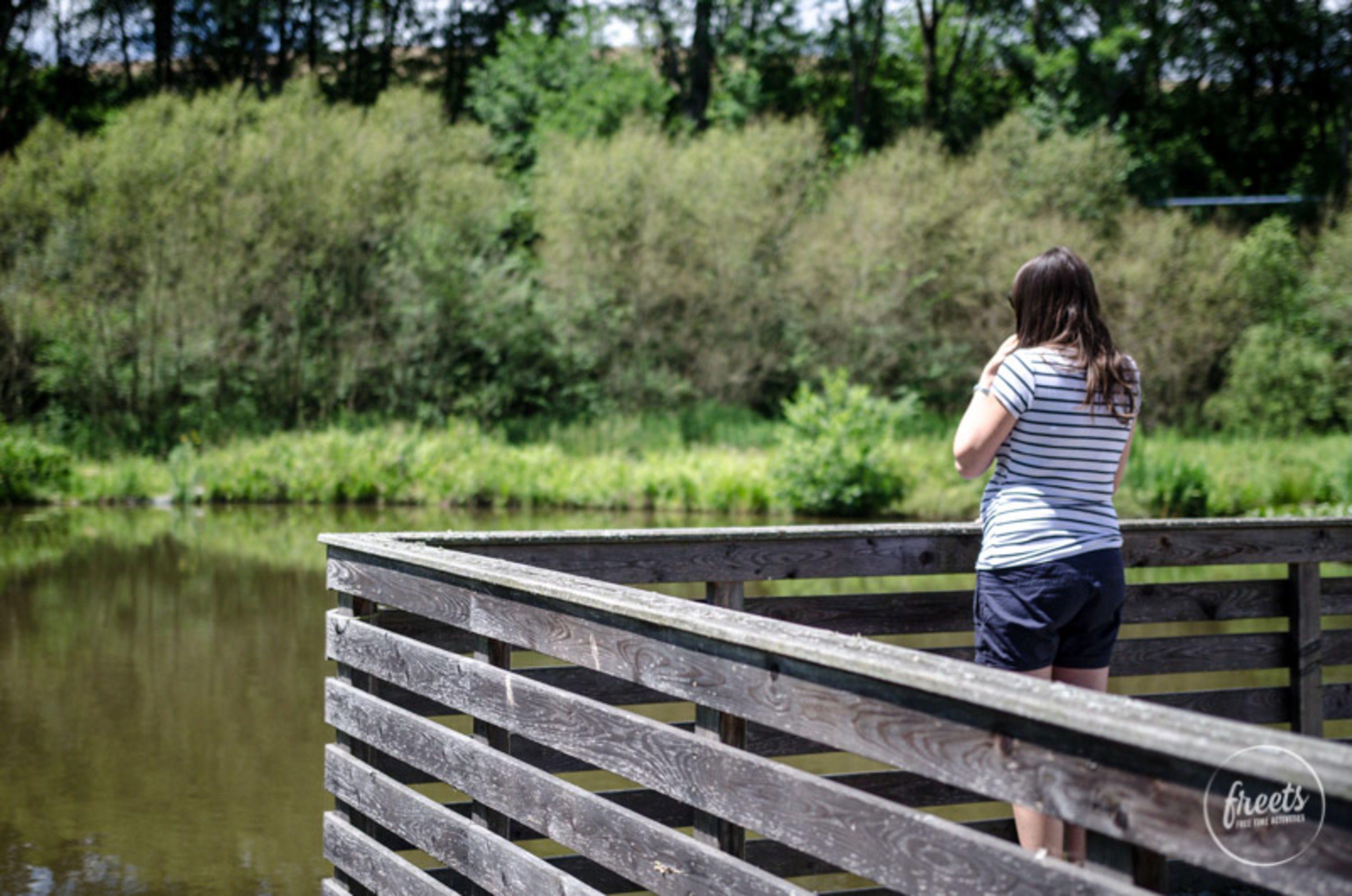 Teich, Triad Garten Frau am Teich im Triad Garten während des Urlaubs im Wiener Alpen Bett
