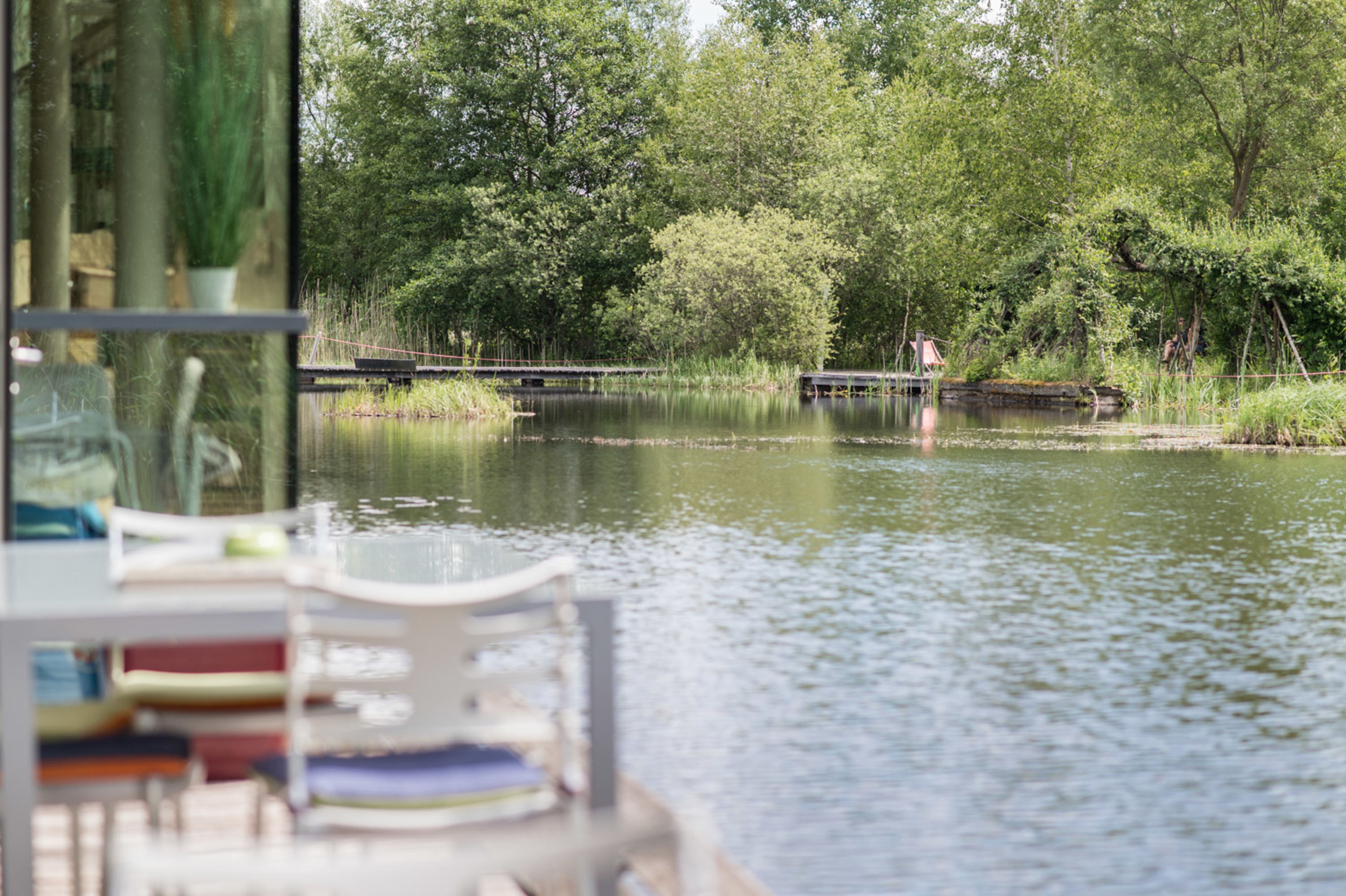Kaffeestühle am Wasser im UnterWasserReich Schrems
