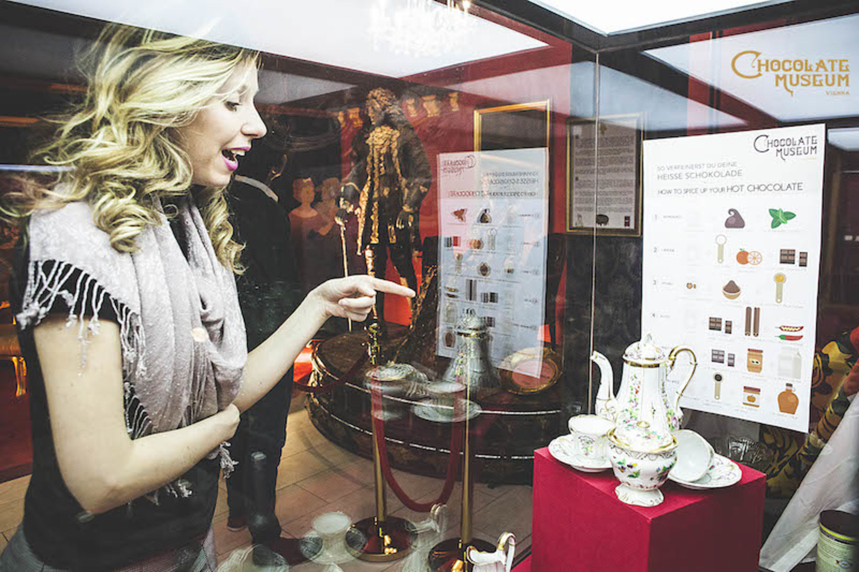 Frau vor Vitrine im Vienna Chocolate Museum