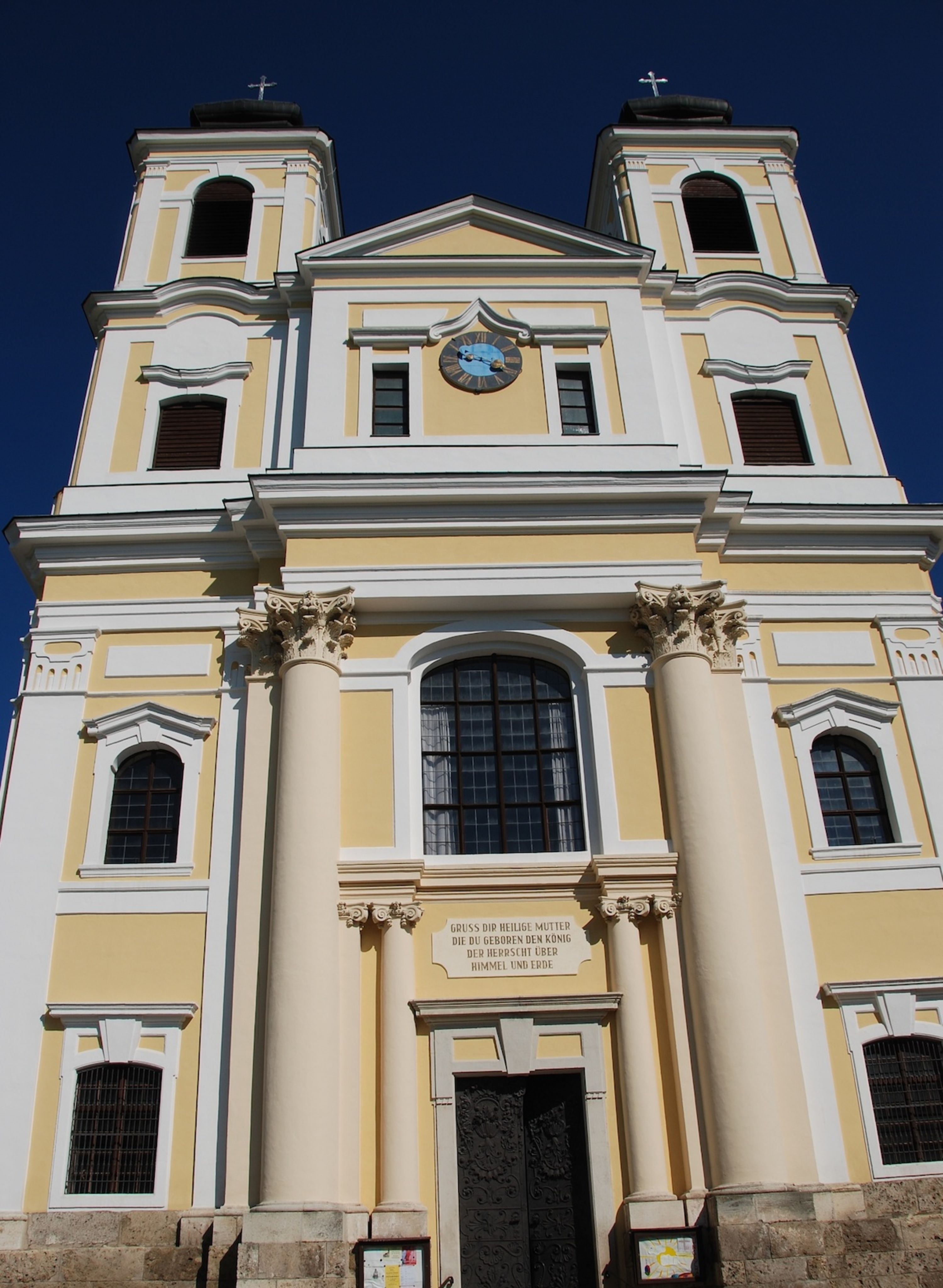 Doppelturmfassade der Wallfahrtskirche Hafnerberg im Wienerwald