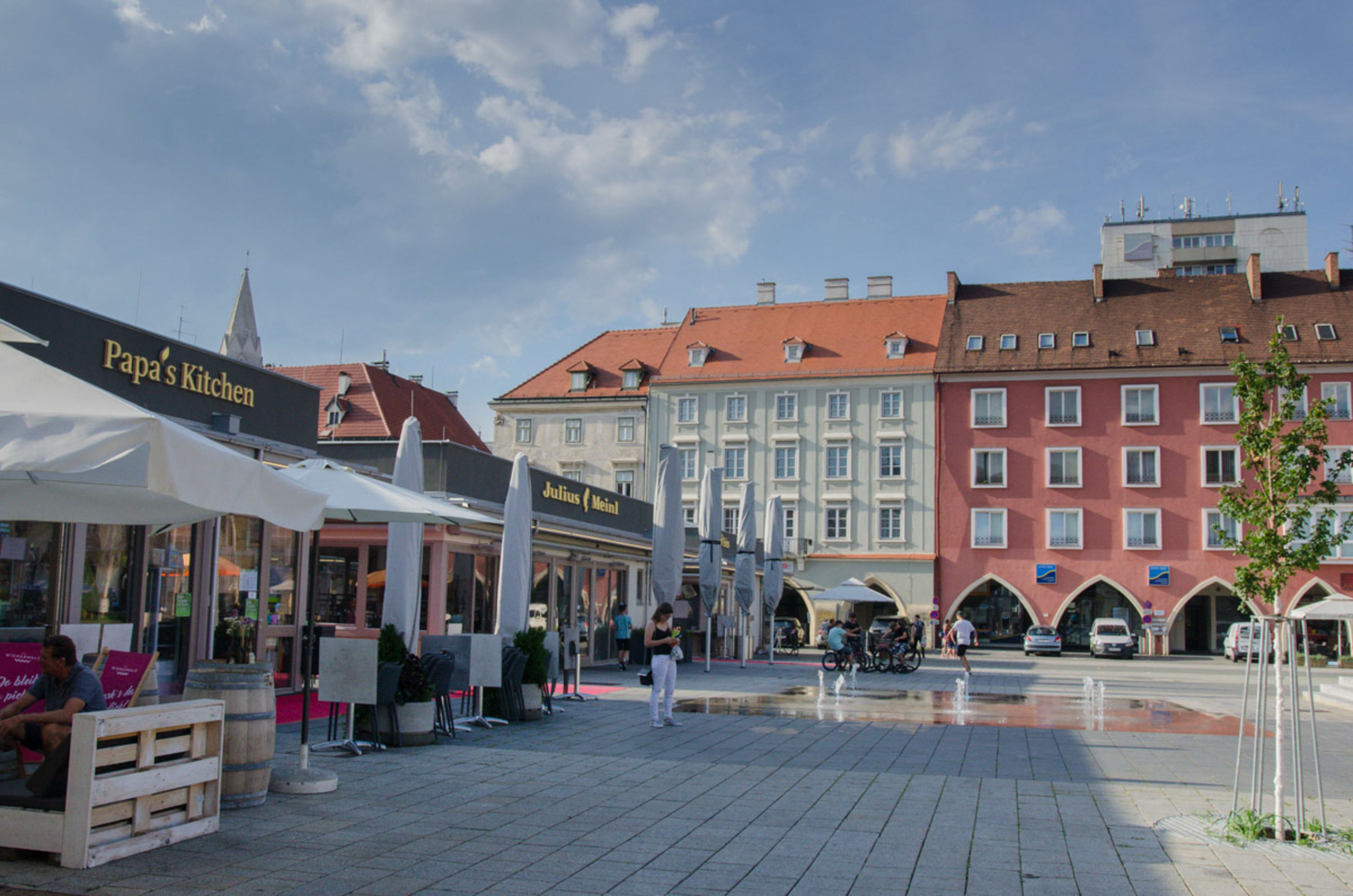 Marienmarkt und Fsasaden am Hauptplatz von Wiener Neustadt