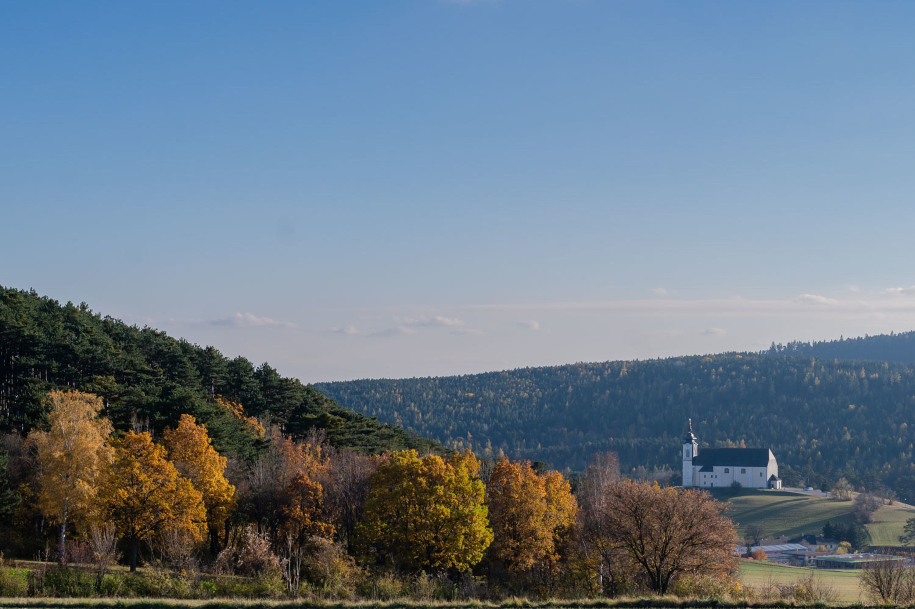 Kirche Maria Kirchbüchl von Höflein auf der Zweier Wald Runde im Herbst