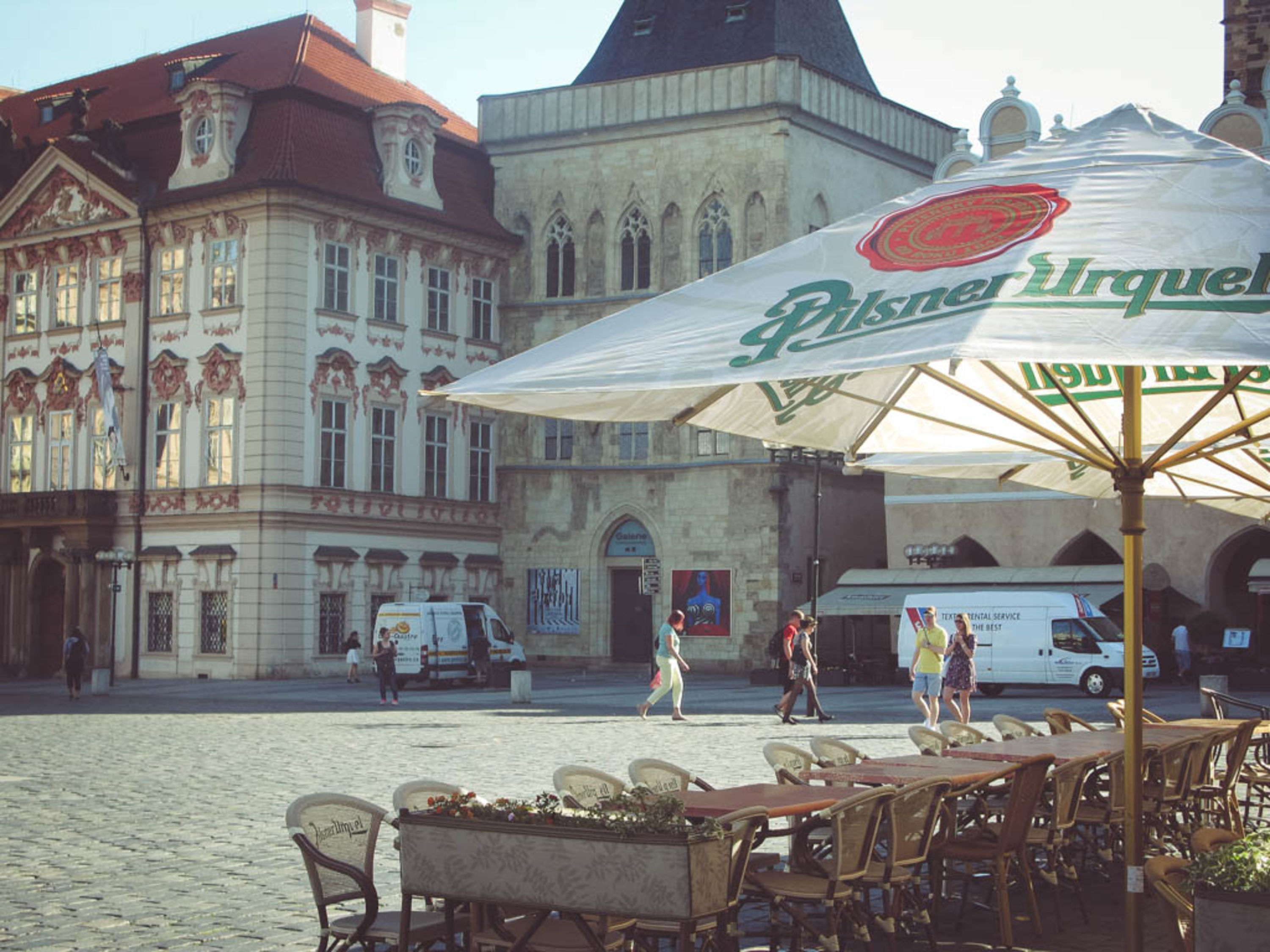 Nicht zu vernachlässigen sind die zahlreichen kulinarischen Genüsse von Prag, die sich ganz entspannt in einem der zahlreichen Cafés oder Restaurants genießen lassen