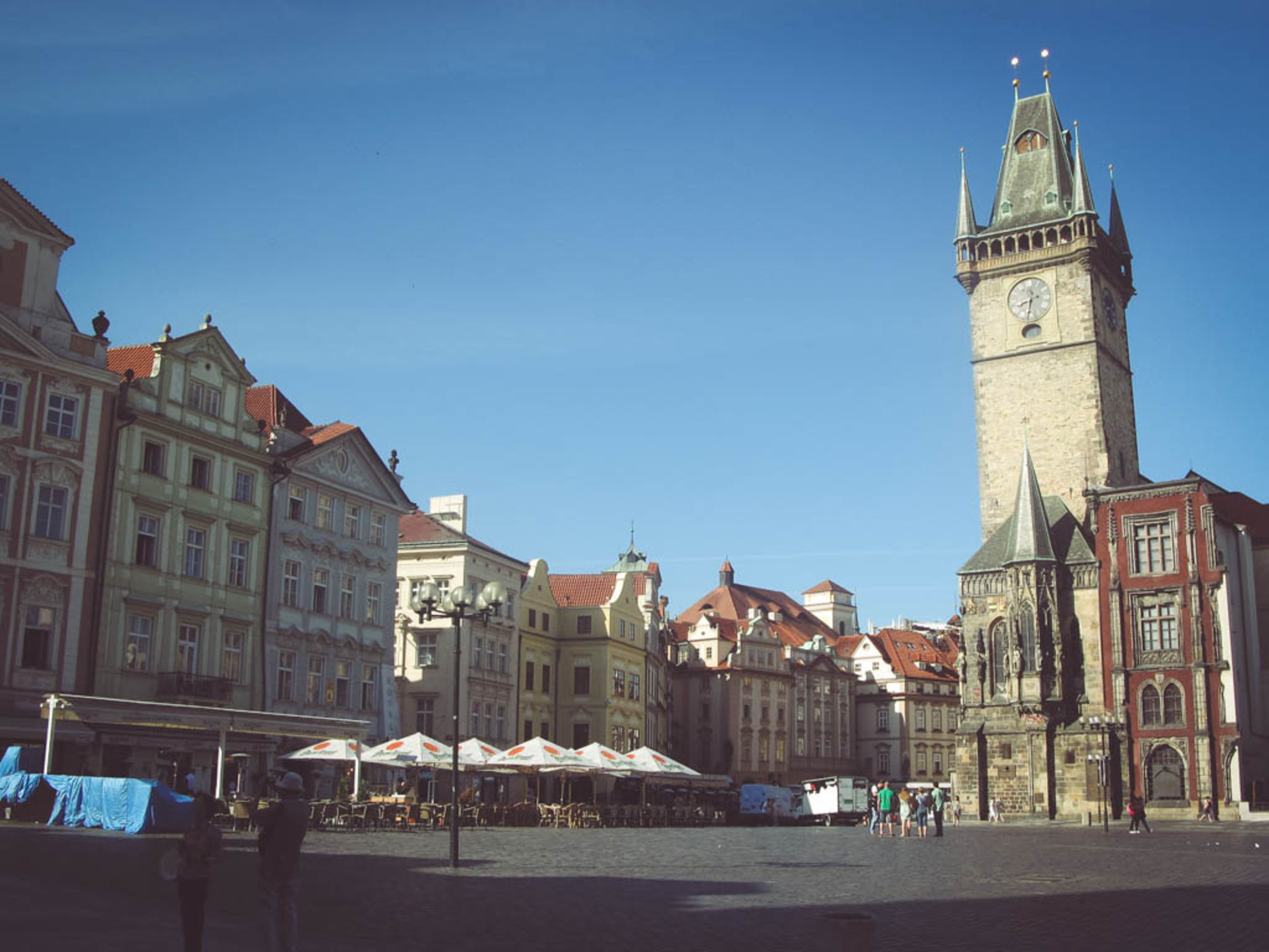Das Rathaus von Prag gehört zu den kulturellen Highlights von Prag. Berühmt ist es vor allem für den gotischen Chorschluss der Rathauskapelle, den imposanten Turm als Zeichen des aufstrebenden Bürgertums und die astronomische Uhr. Hier findet täglich um 12:00 der Männleinlauf statt