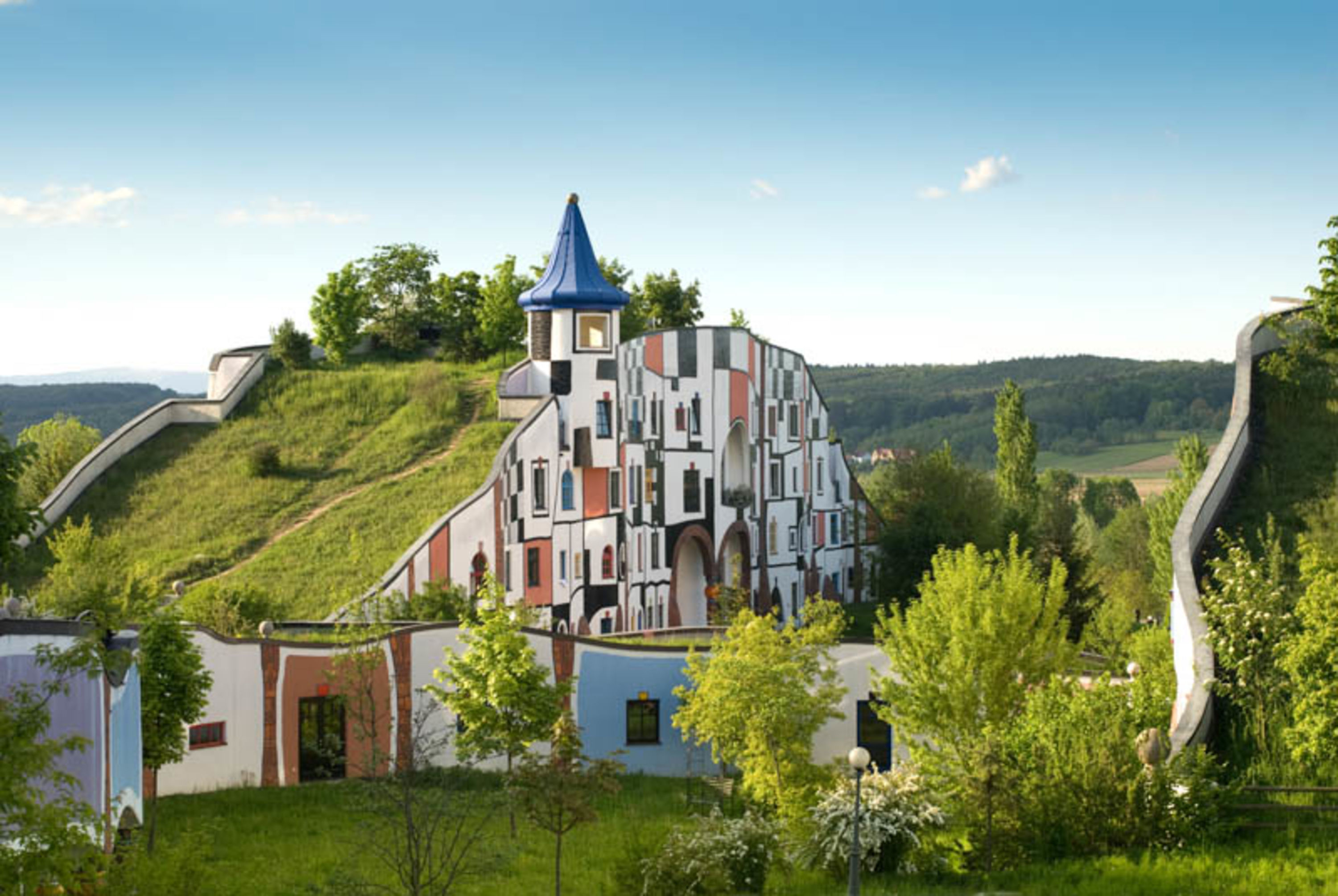 Bad Blumau Haus mit begrüntem Dach, Therme Bad Blumau