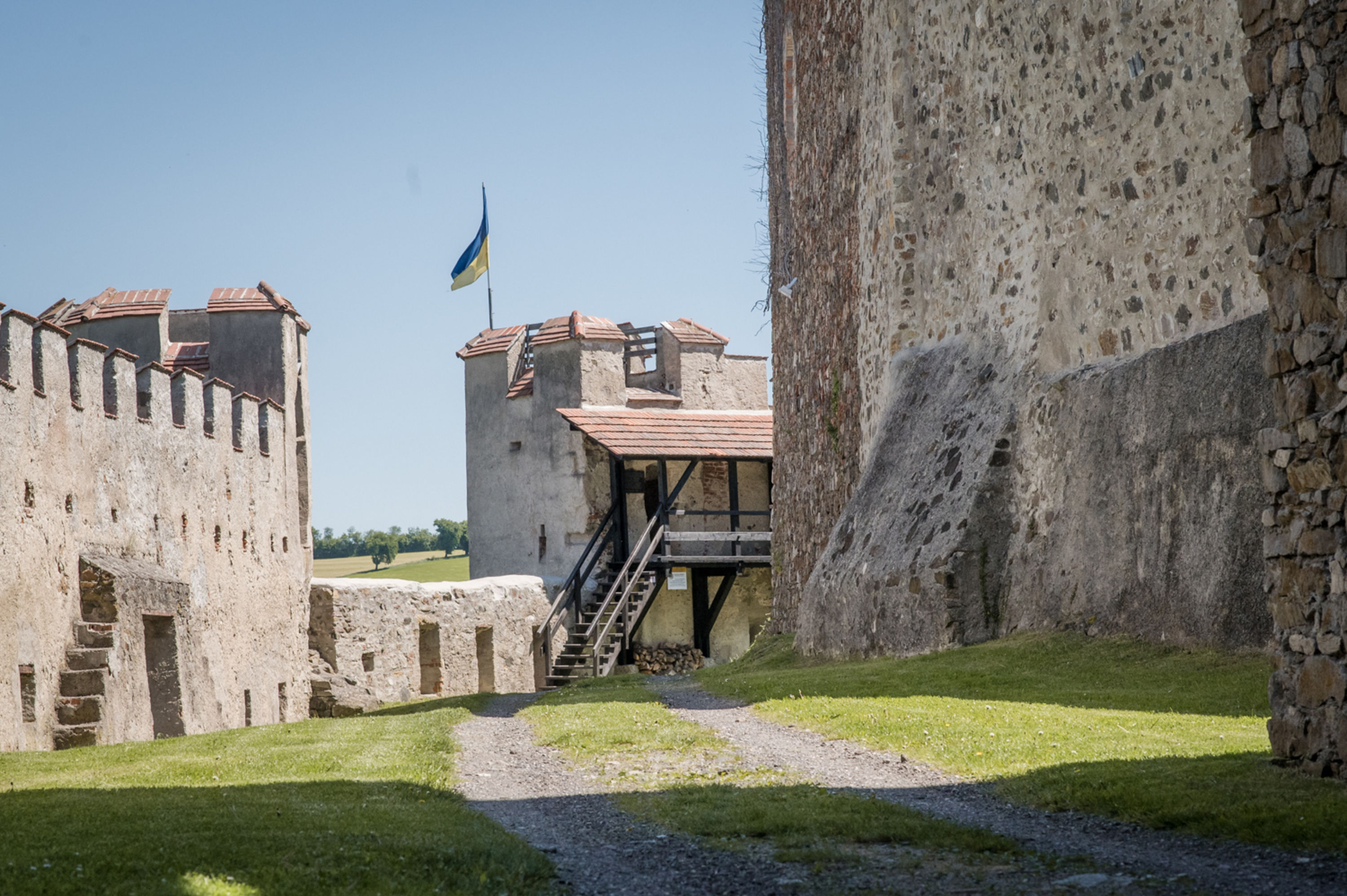 äußerer Vorhof mit Blick auf die Burgmauer, Ruine Kirchschlag, Bucklige Welt