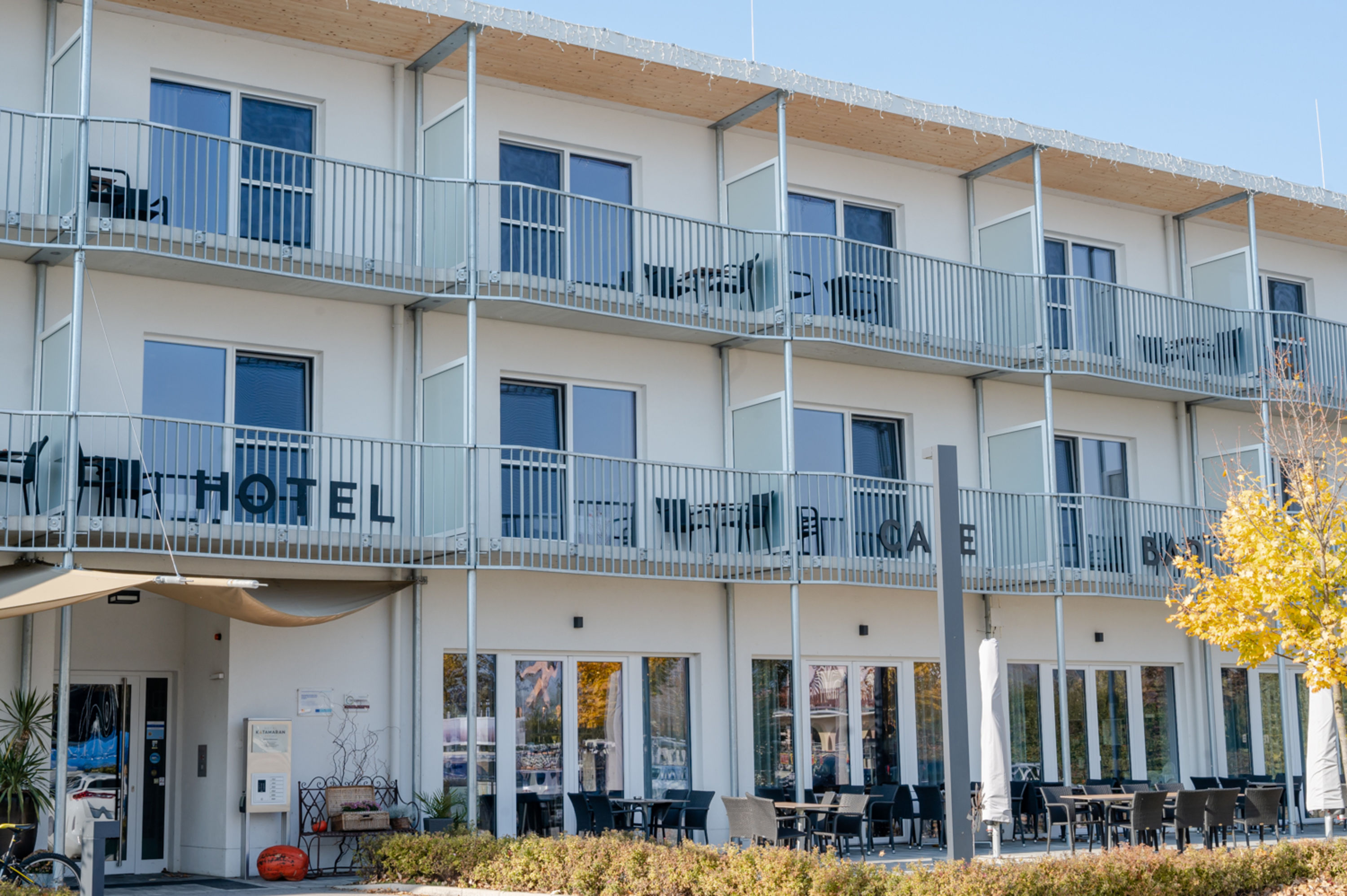 Fassade des neu errichteten Hotel Katamaran in Rust