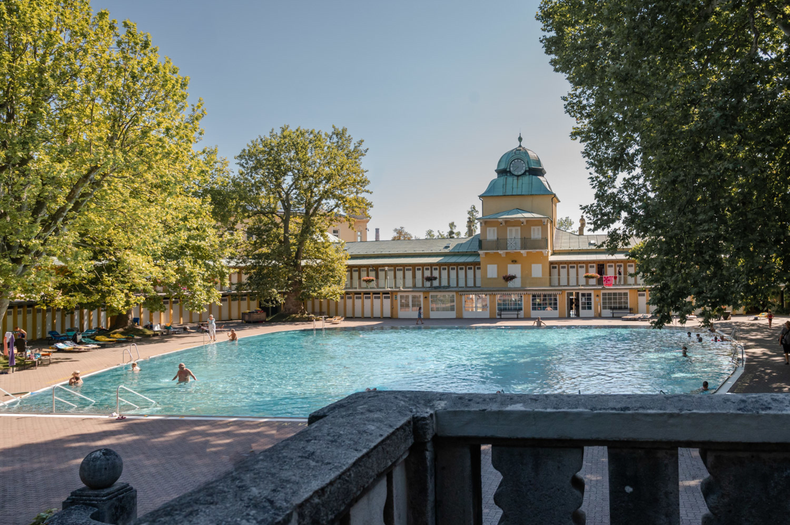 Blaues Becken im Thermalbad Vöslau
