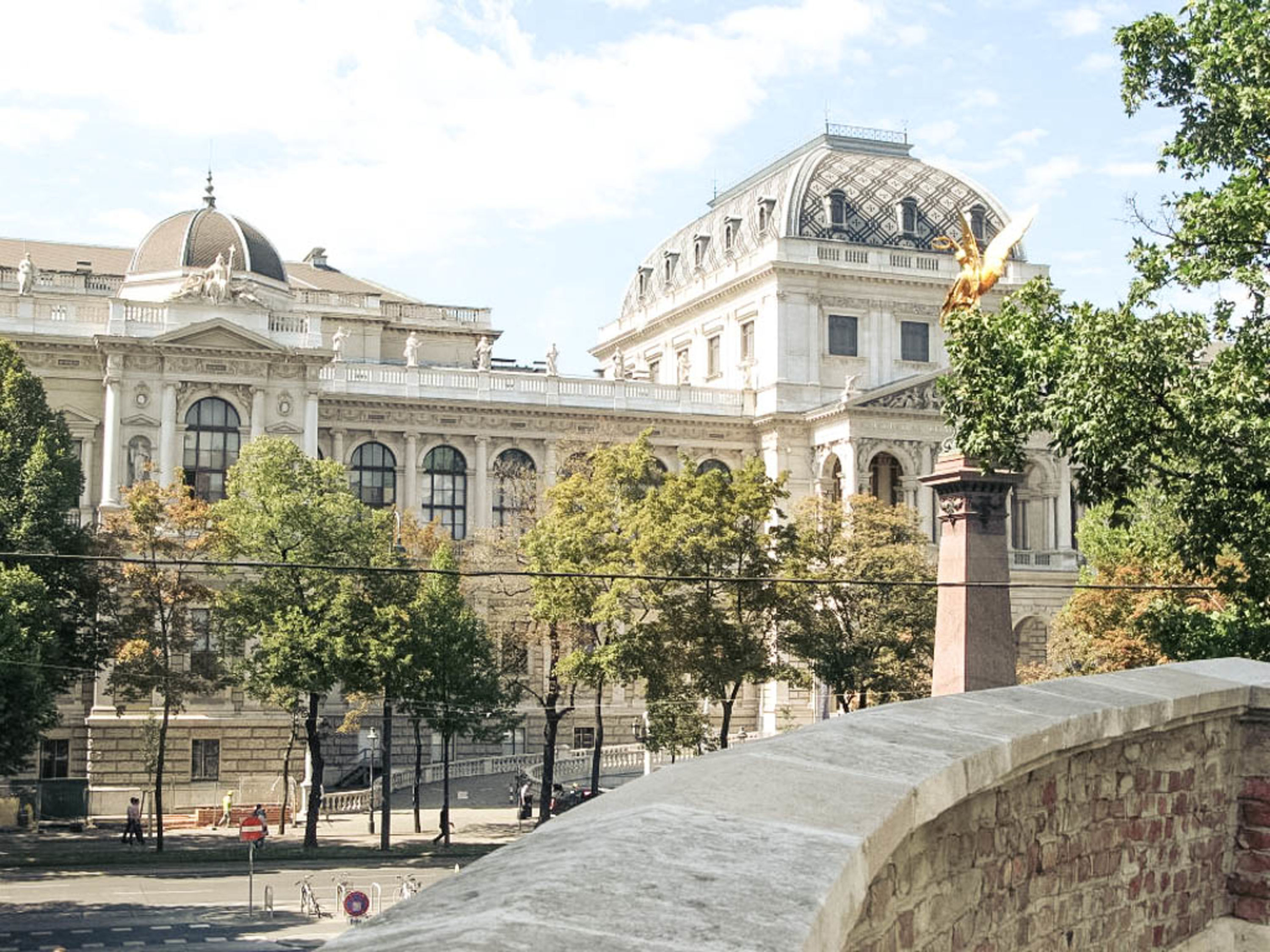 Universität Wien bei einer Fahrt mit der Ring Tram