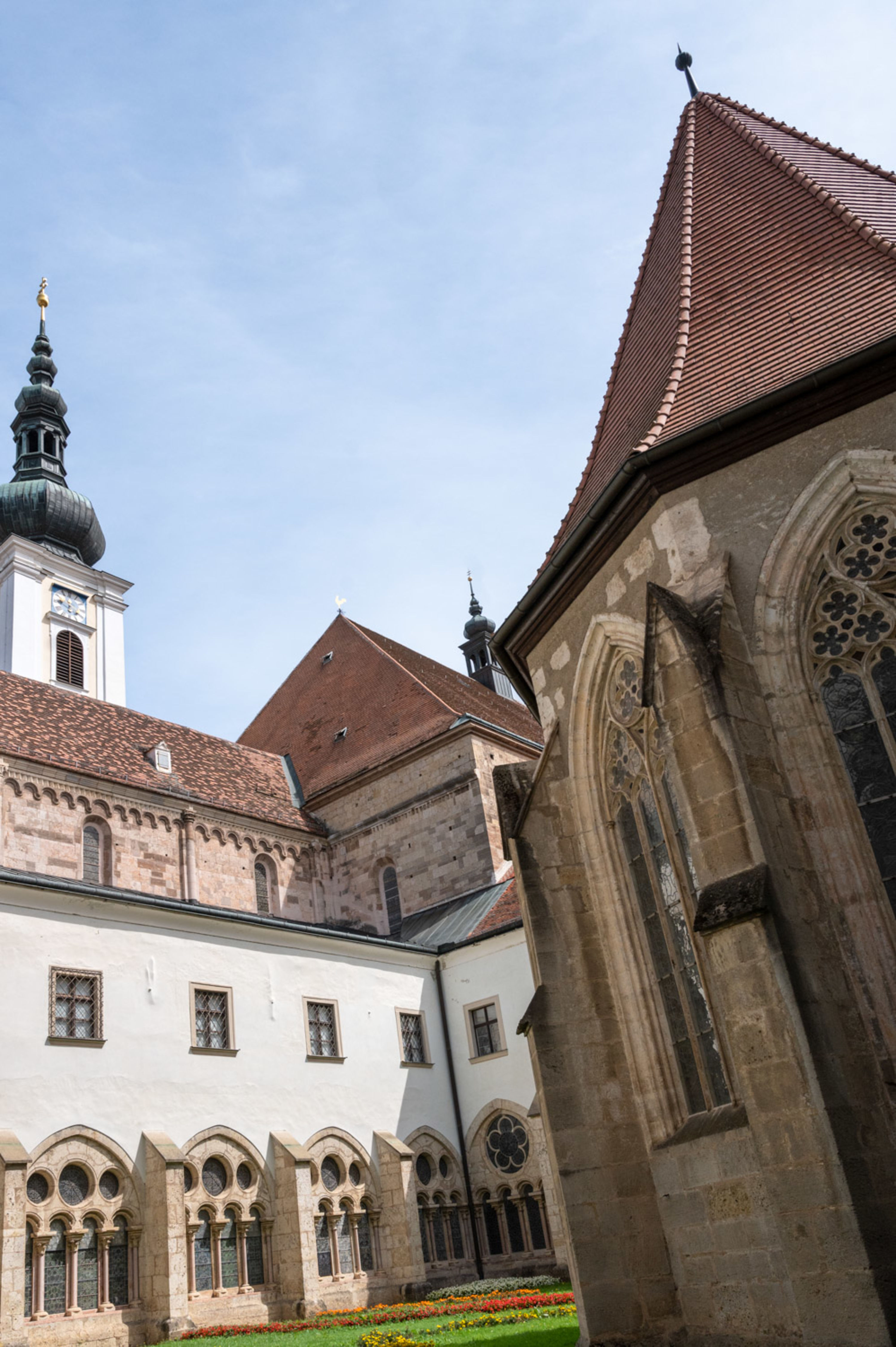 Blick in den Kreuzgangsgarten und auf die Stiftskirche von Heiligenkreuz