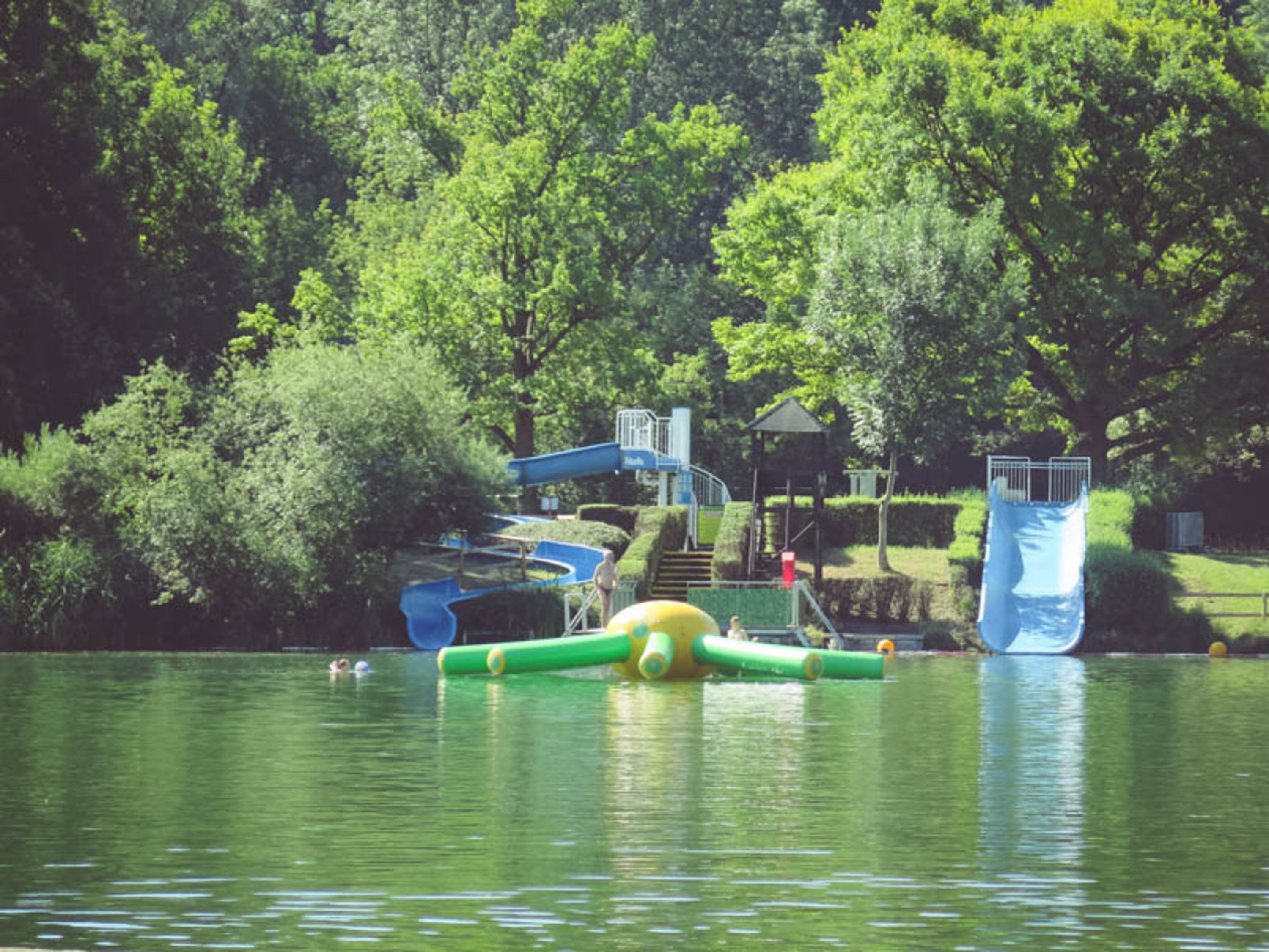 Kinderbereich im Aubad Tulln mit Rutsche und mehr