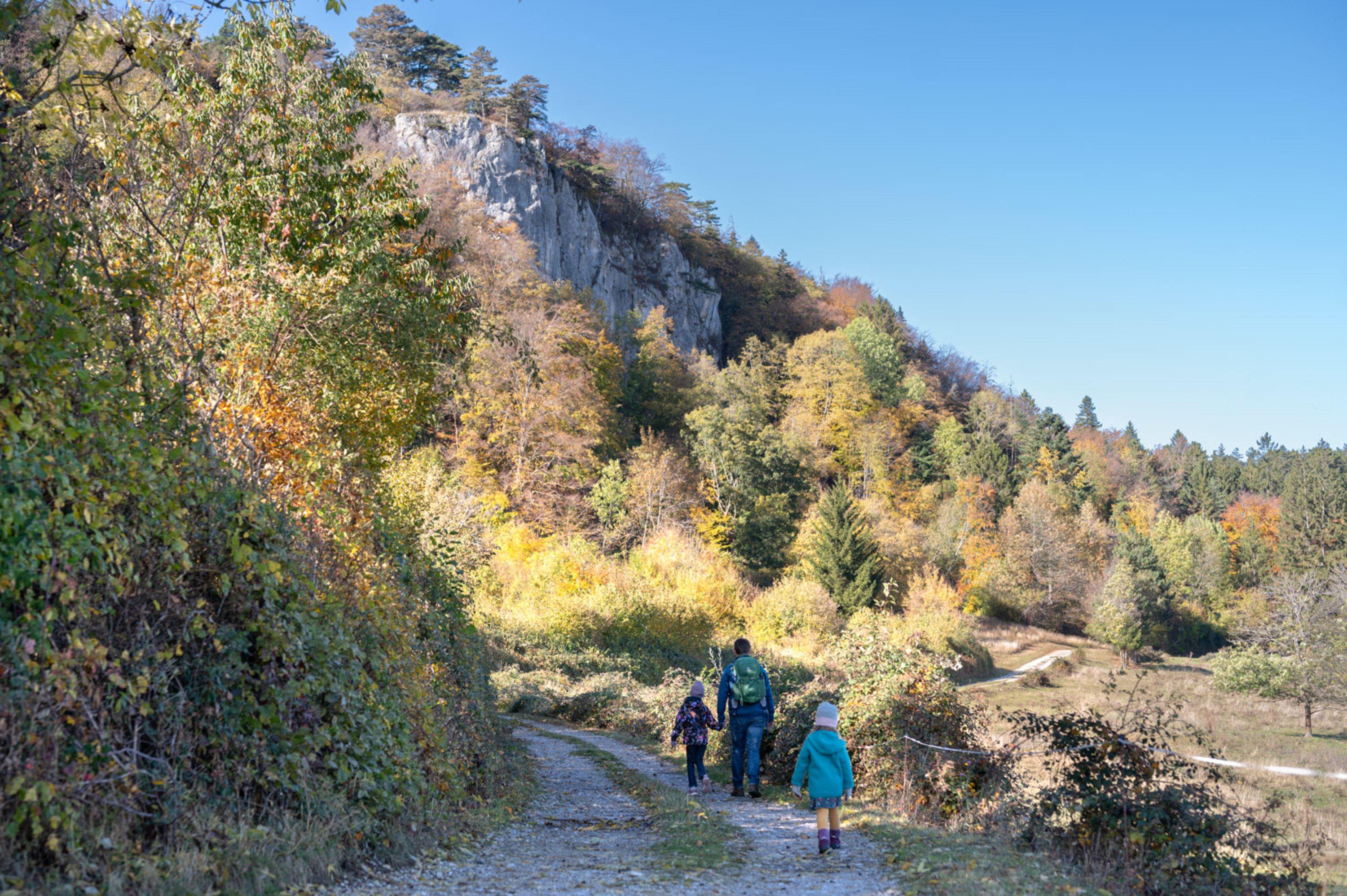 Familie wandert von Dreistetten auf die Hohe Wand