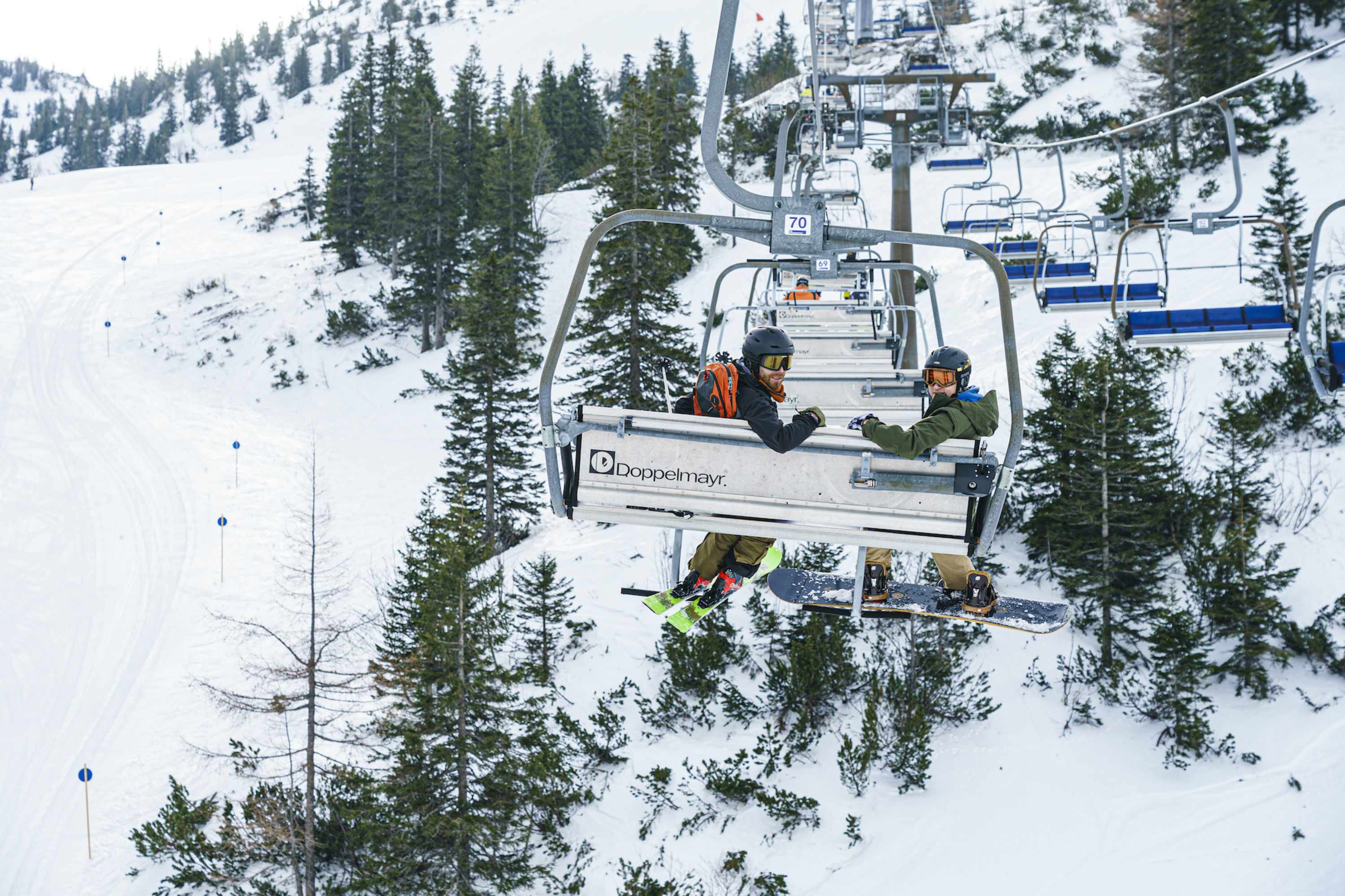 Wintersportler im Lift am Hochkar