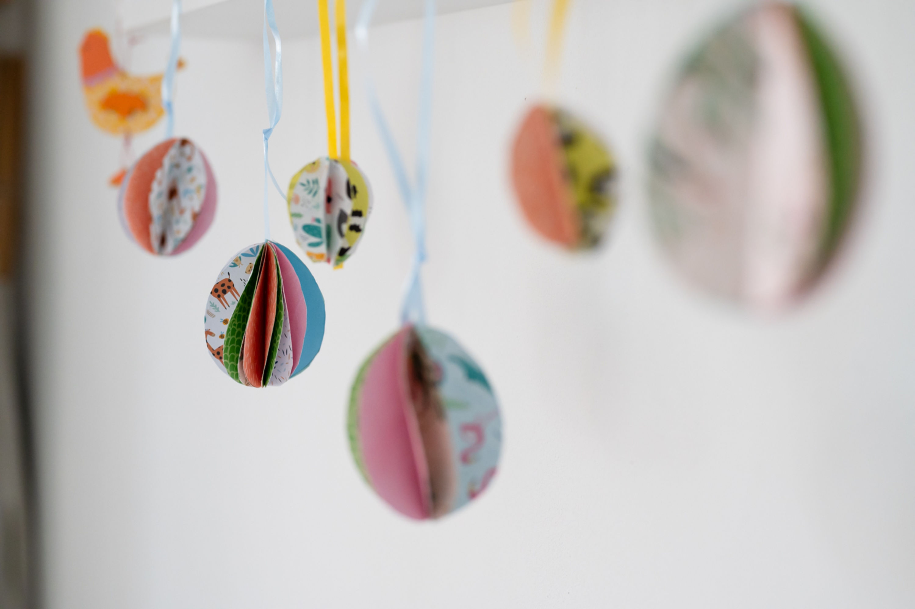 Ostereier aus gefaltetem Papier, Basteln mit Kindern