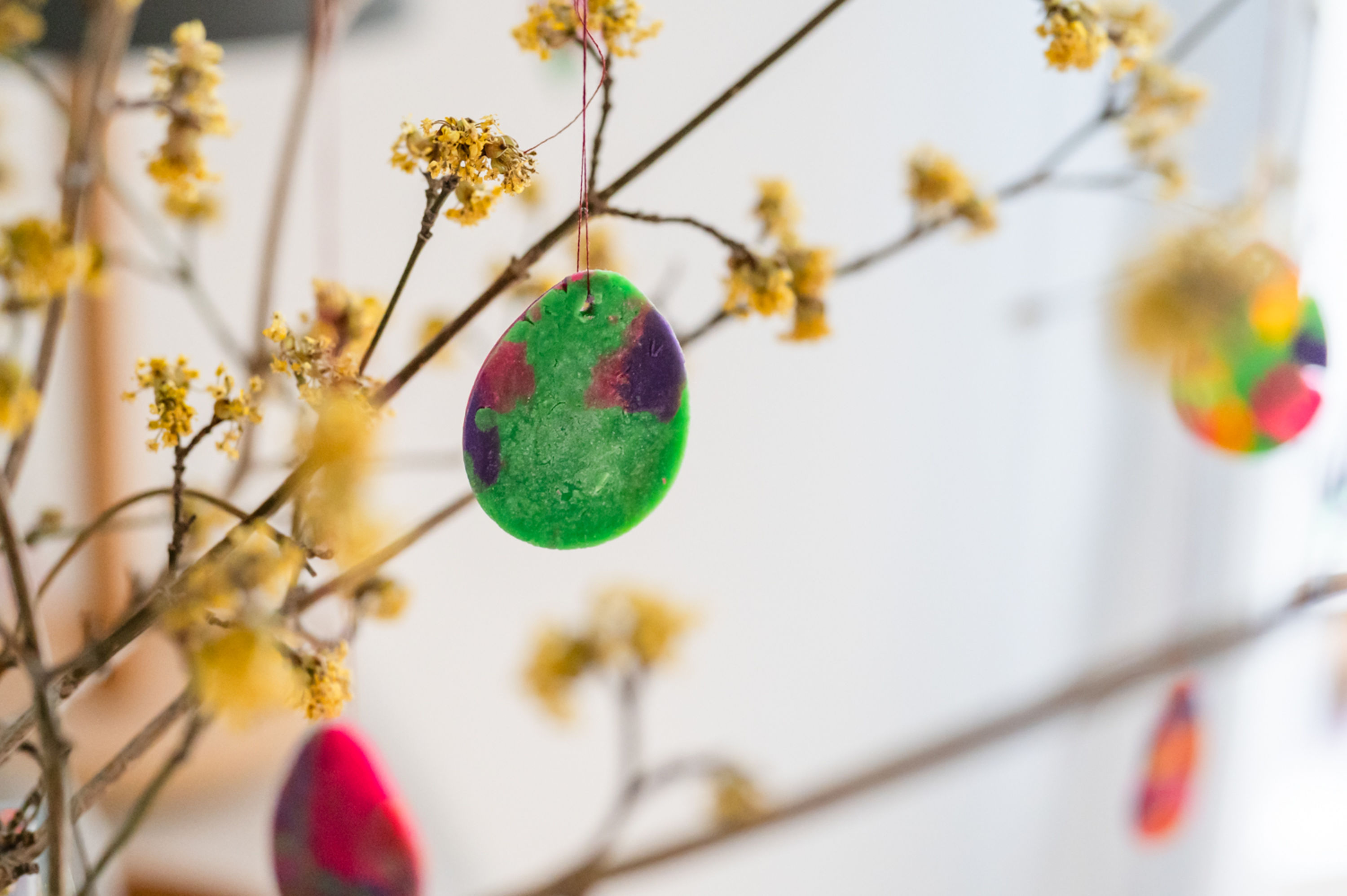 Osterei aus Plastilin, Basteln mit Kindern zu Ostern