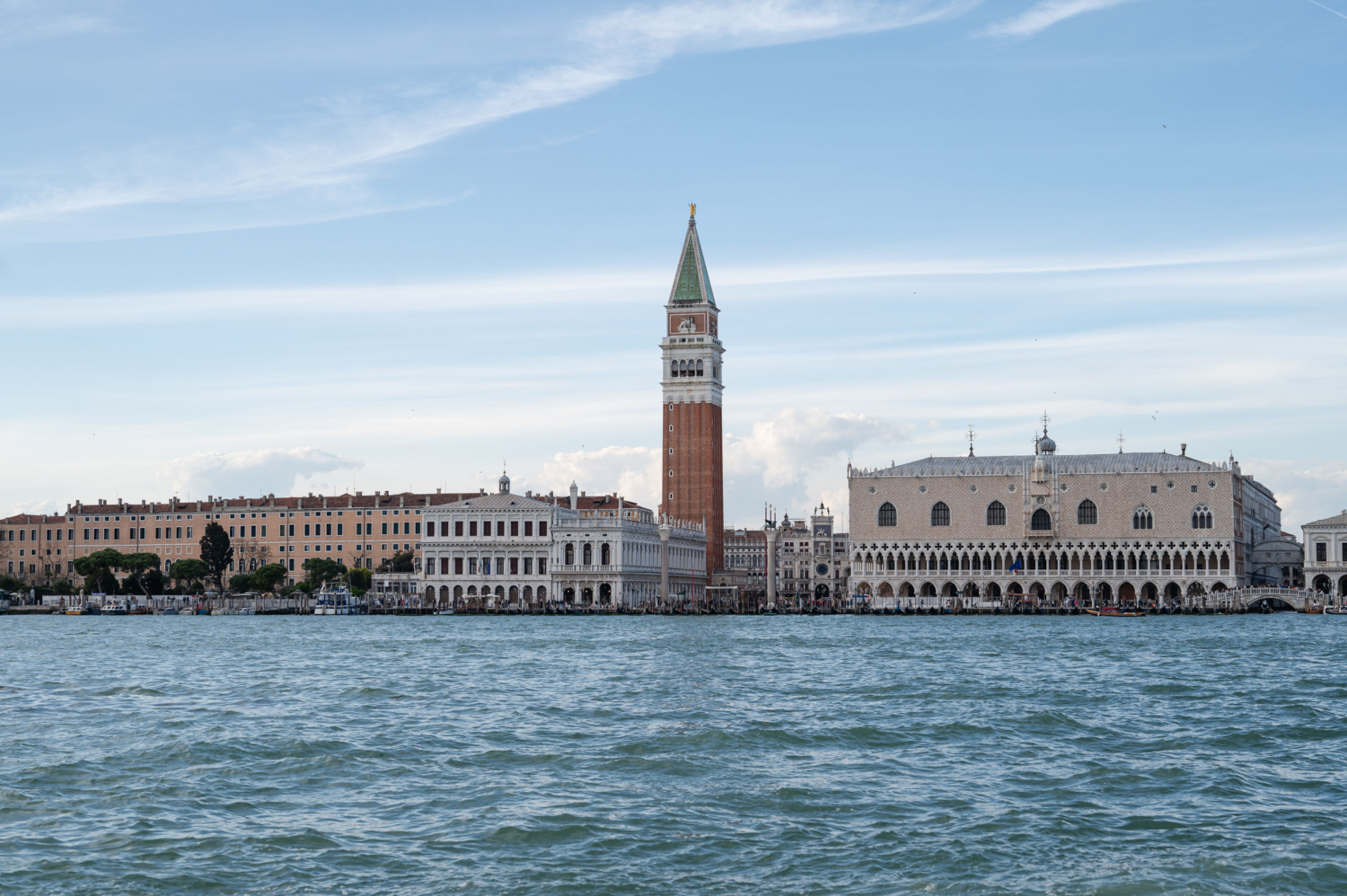 Blick auf den Dogenpalast und den Campanile in Venedig vom Wasser aus