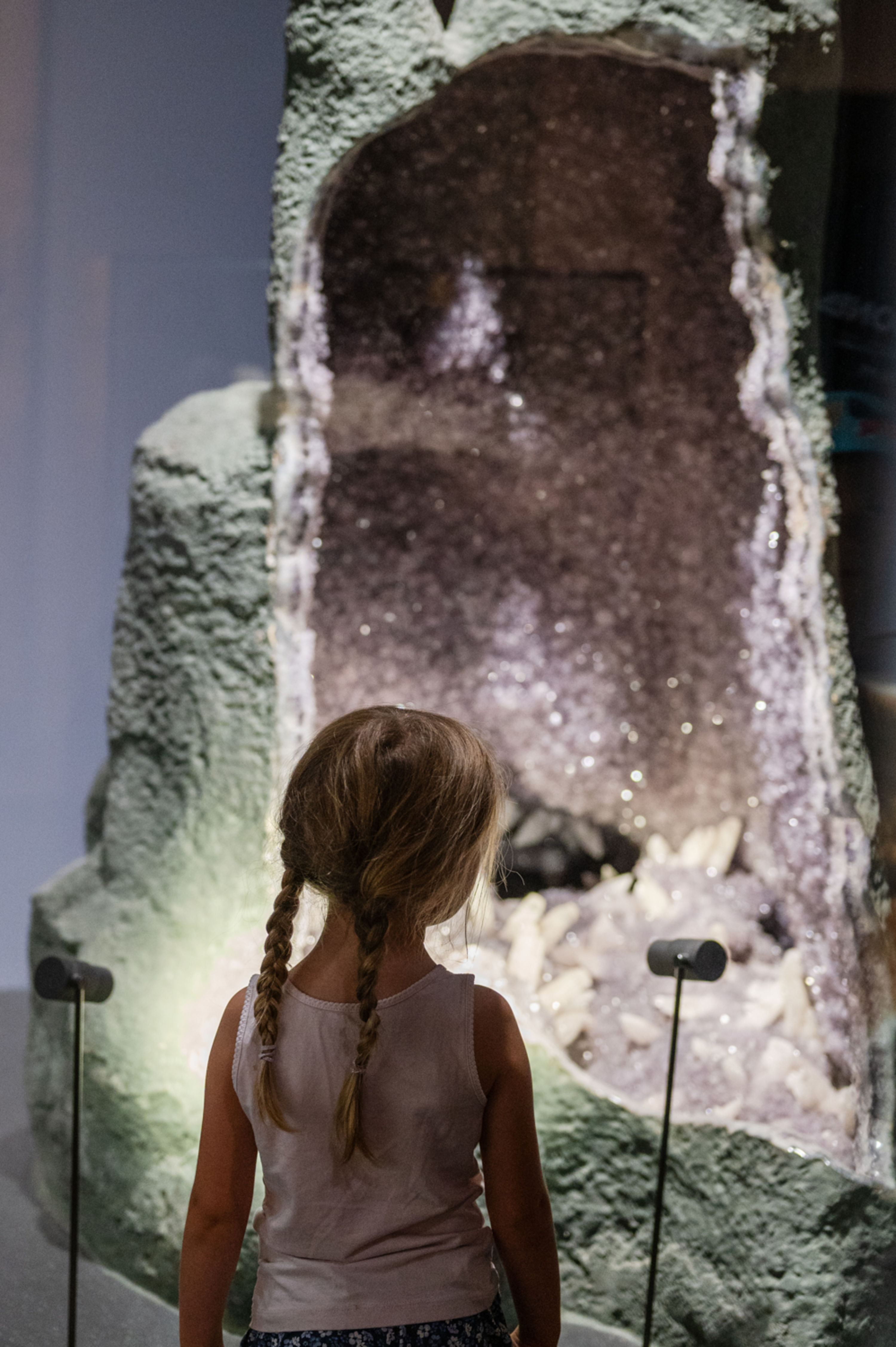Kind vor Amethyst in der Amethystwelt Maissau