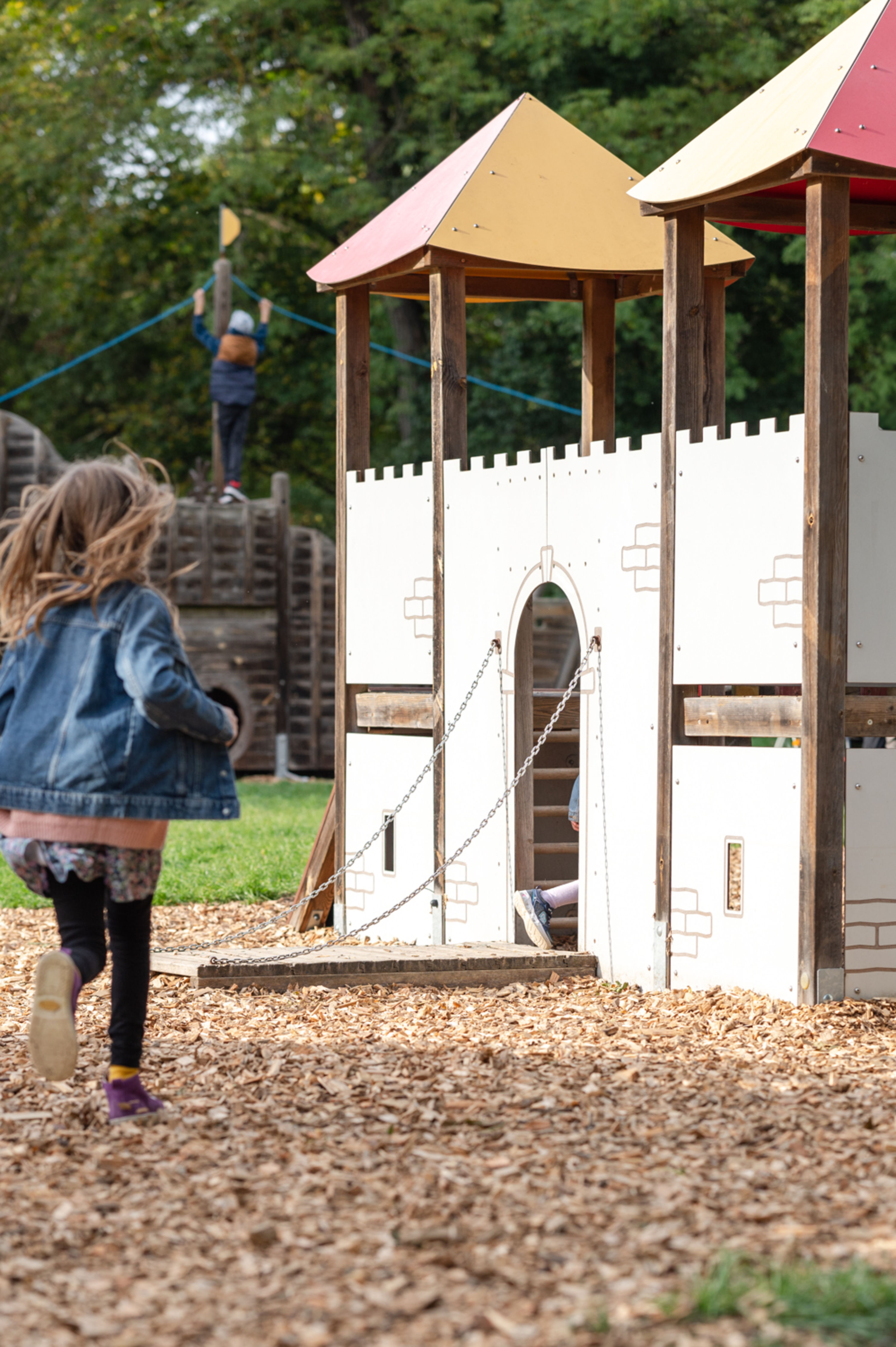 Kind am Spielplatz im Schlosspark Laxenburg