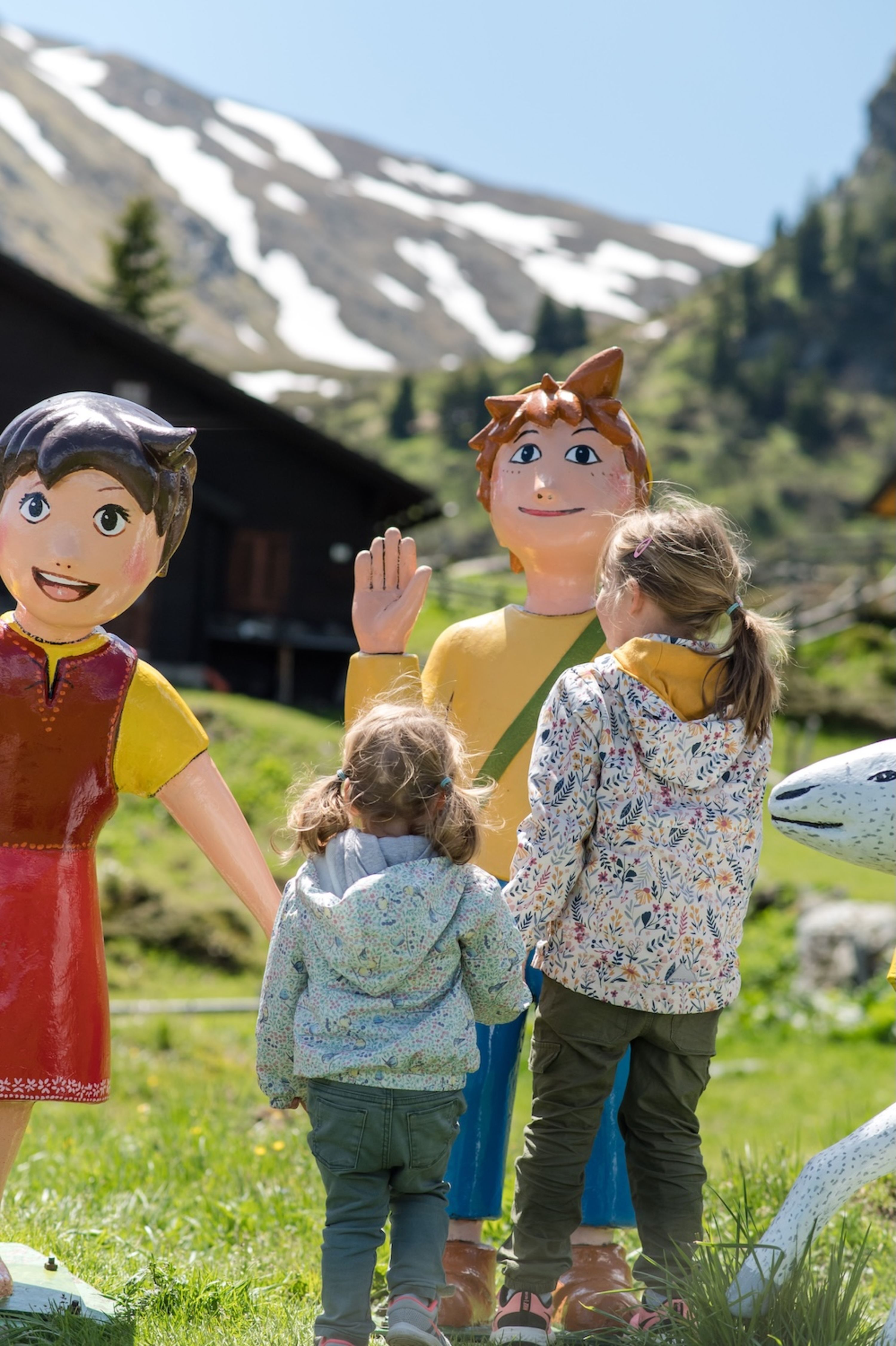 Kinder vor Heidi und Peter im Heidi Park am Falkert