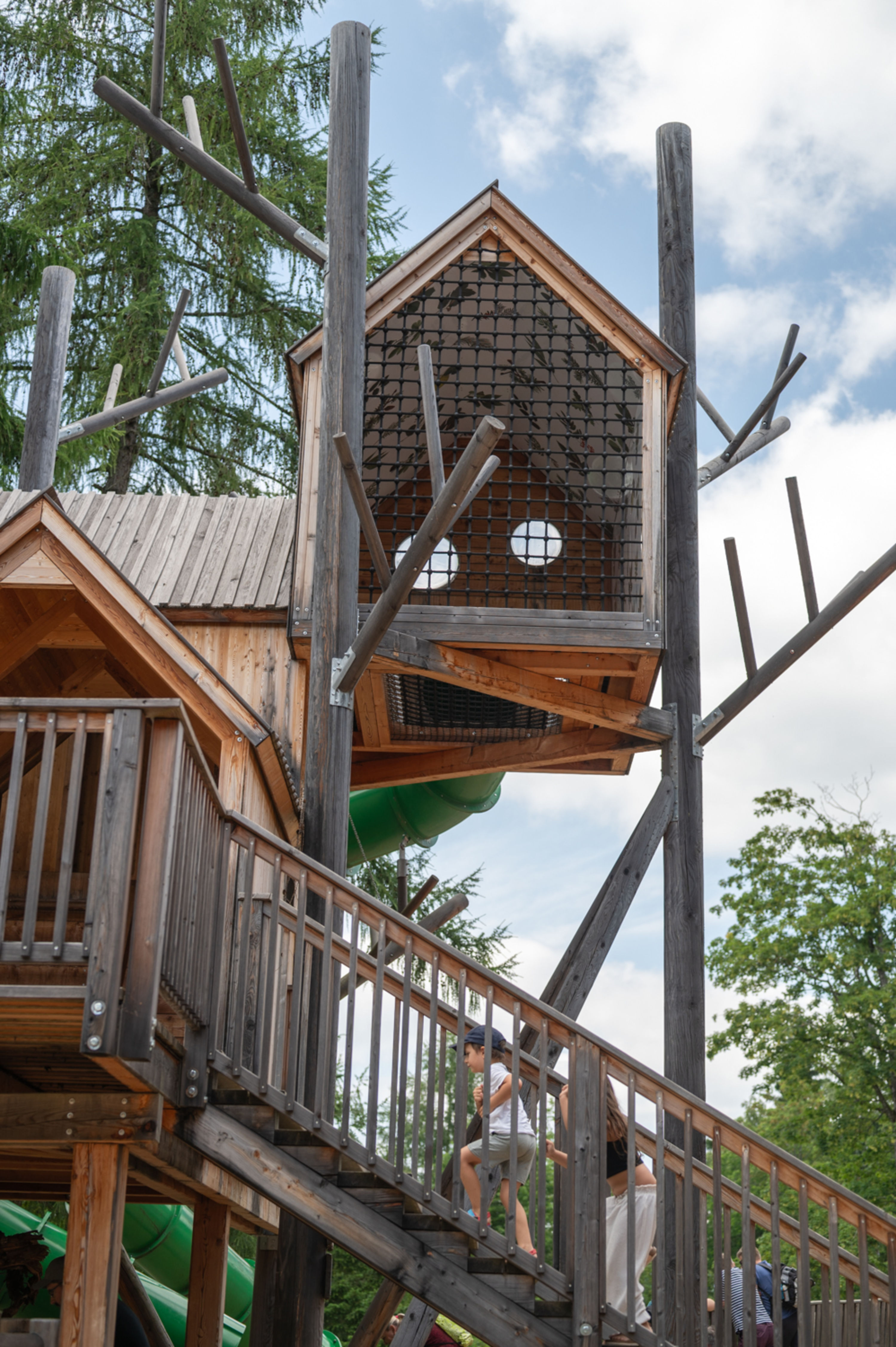 Kletter- und Rutschenturm im Waldpark Hochreiter