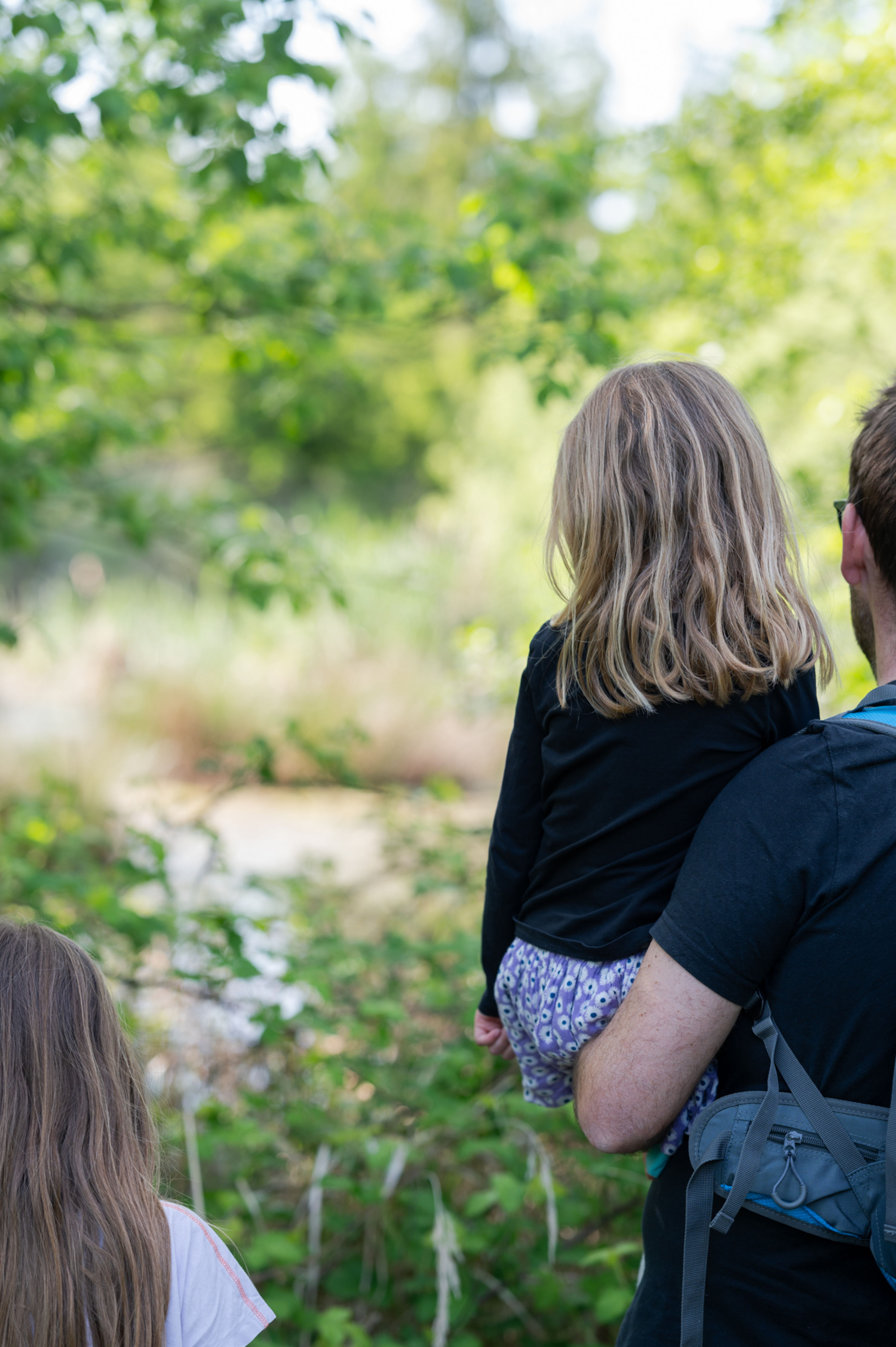 Kind schaut auf Waldteich am Kraftquellenweg bei Kobersdorf