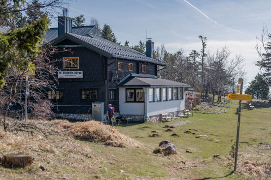 Die Wilhelm-Eichert Hütte liegt idyllisch an einer Wiese auf der Großen Kanzel der Hohen Wand