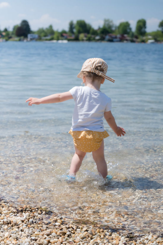 Kind am Schotterstrand auf der Unteren Alten Donau