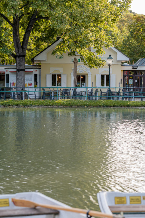 Teich mit Booten und Café im Doblhoffpark Baden