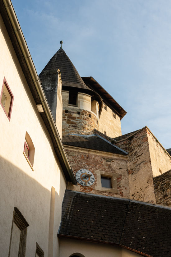 Ansicht der Burg Lockenhaus im Abendlicht