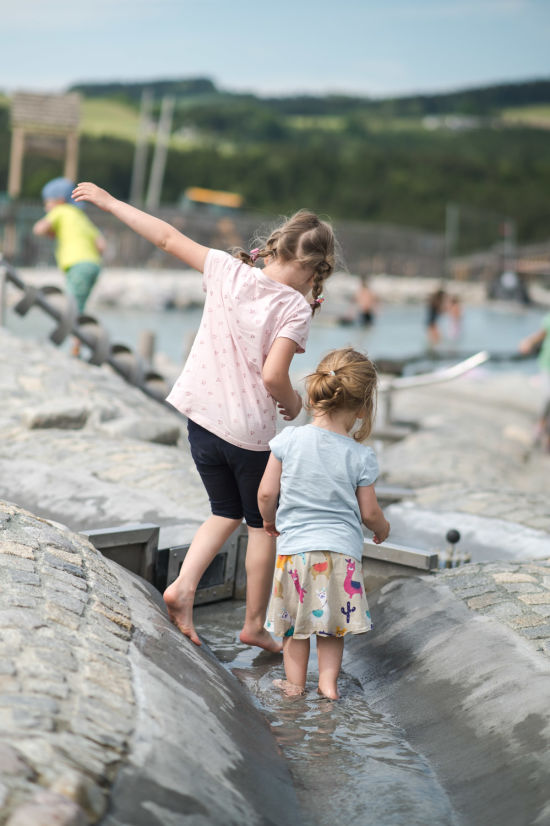 Kinder beim Eis Greissler Wasserspielplatz
