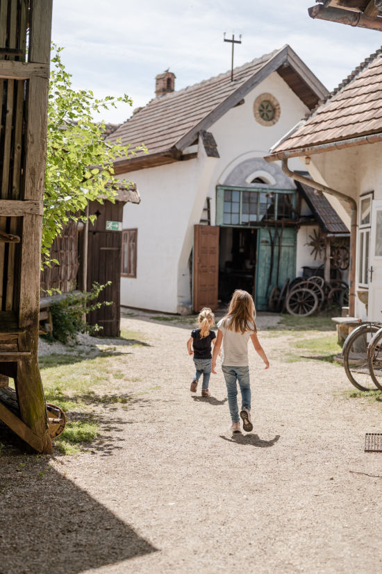 Kinder im Dorfmuseum Mönchhof, Burgenland