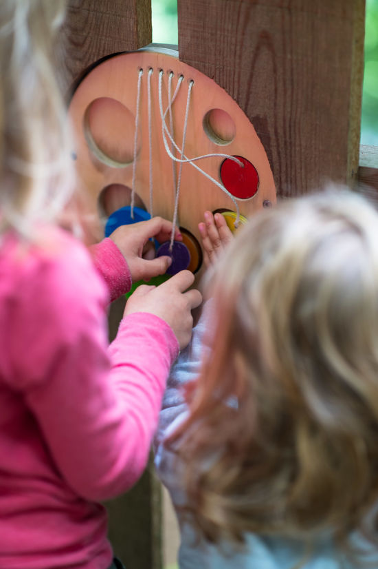 Kinderspiel am Geländer beim Familywald am Ossiacher See