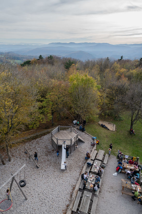 Blick von der Aussichtswarte vom Peilsteinhaus auf den Spielplatz