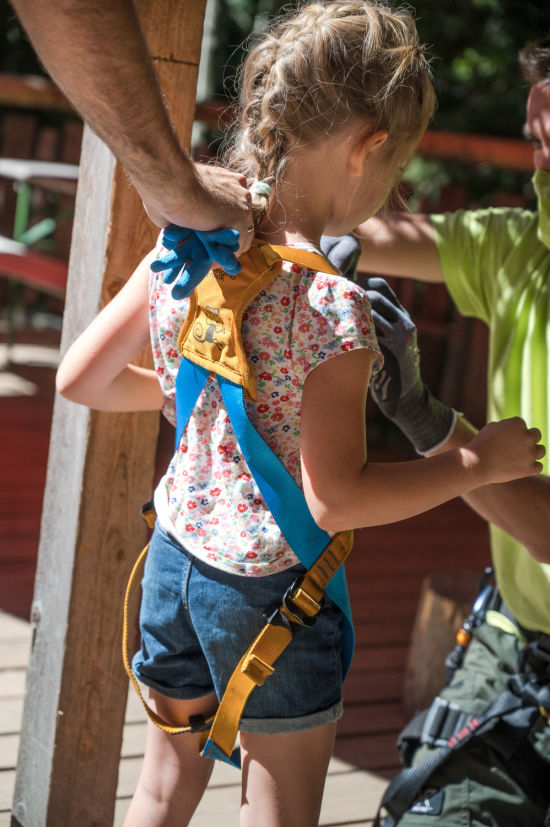 Gurt anlegen im Hamari Kletterpark