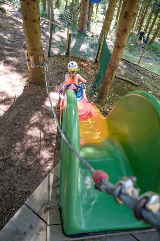 Kind klettert im Kleinkindparcours im Hamari Kletterpark