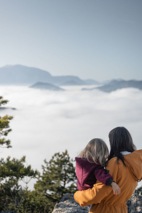 Nebelflucht auf die Hohe Wand, auf der kleinen Kanzel mit Kleinkind über den Wolken