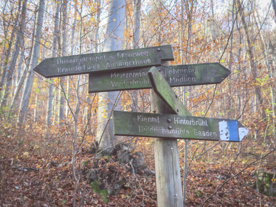Beschilderung der Wanderwege rund um den Husarentempel bei Mödling