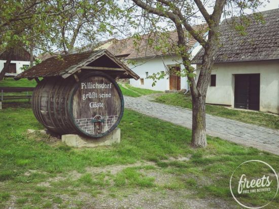 Kellergasse Pillichsdorf Kellergasse Pillichsdorf, Weinfass beim in die grean gehen