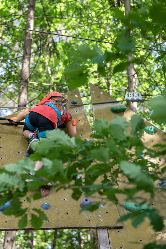 Klettert wie nix ganz alleine durch den Wald. Auch die neue Safety-Line ist für unsere Große kein Problem.