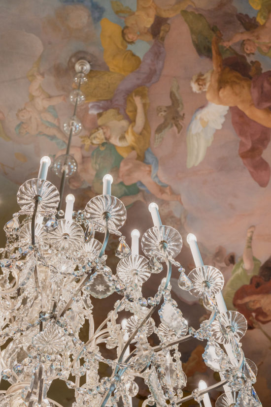 Schloss Eckartsau, Lampe mit Fresko im Hintergrund, Ballsaal